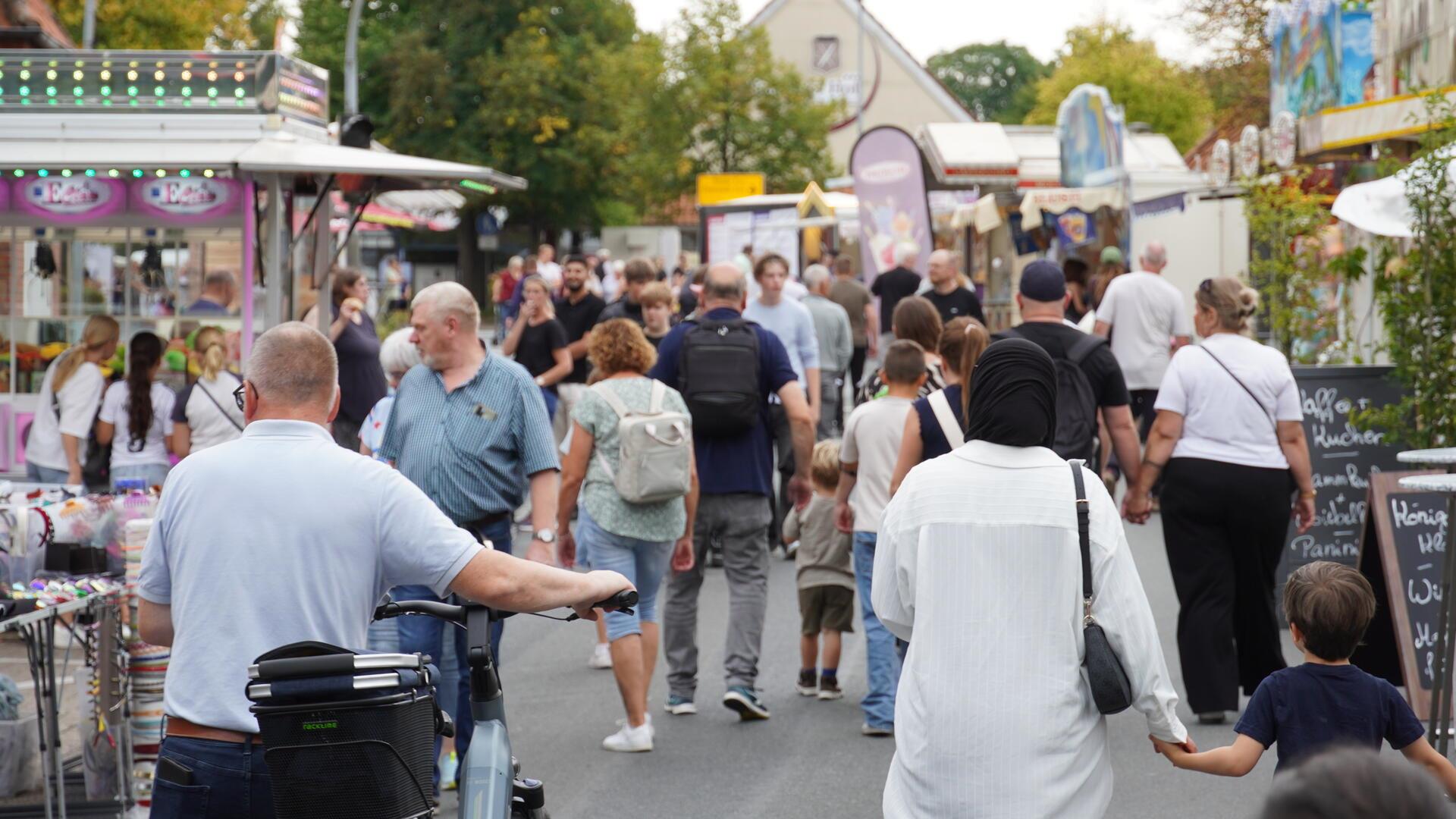 Der Selsinger Herbstmarkt lockte auch in diesem Jahr zahlreiche Besucher in den für den Autoverkehr gesperrten Ortskern.