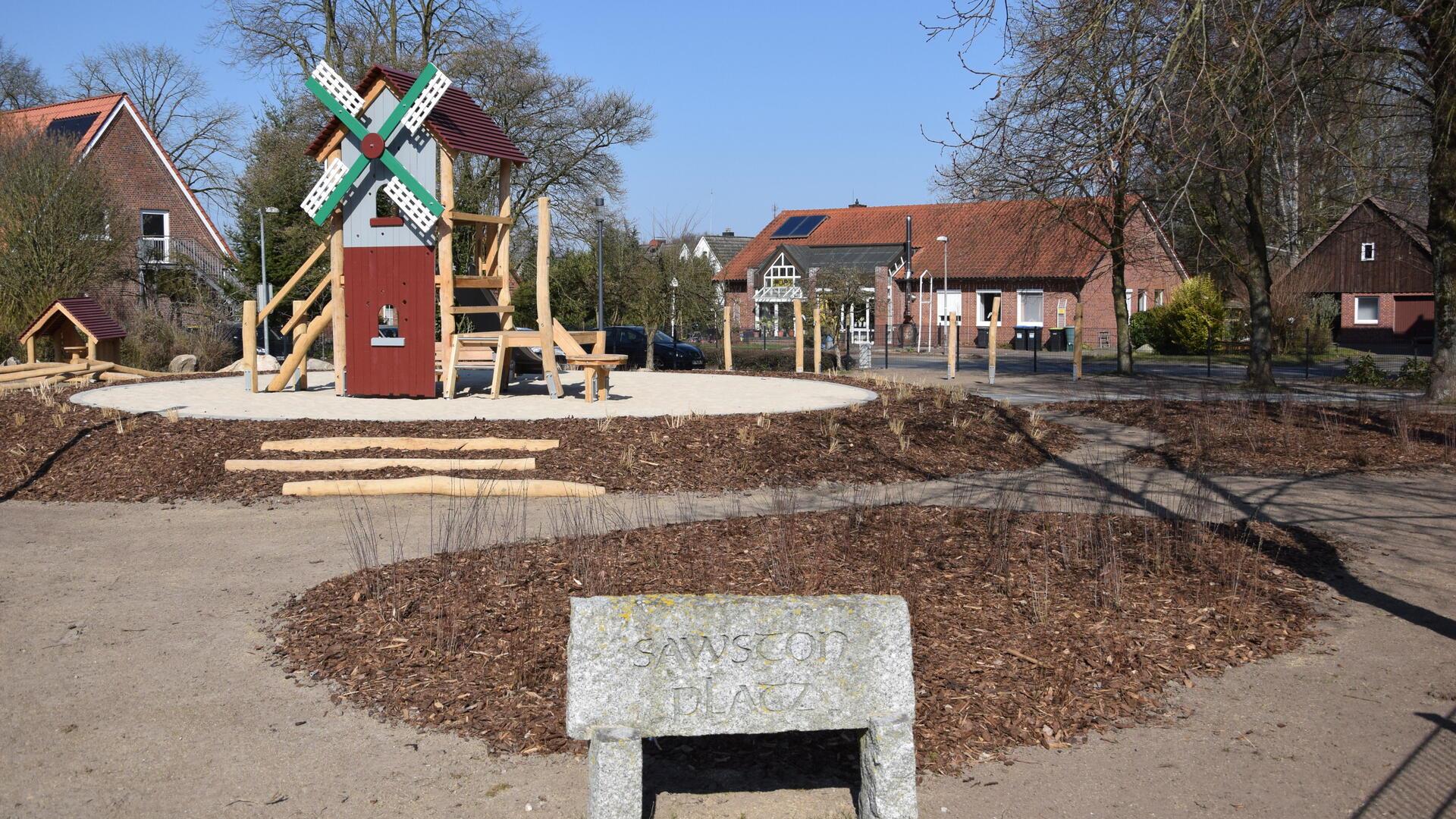 Der Selsinger Sawston-Platz mit einer Mühle als Blickfang auf dem Spielplatz.