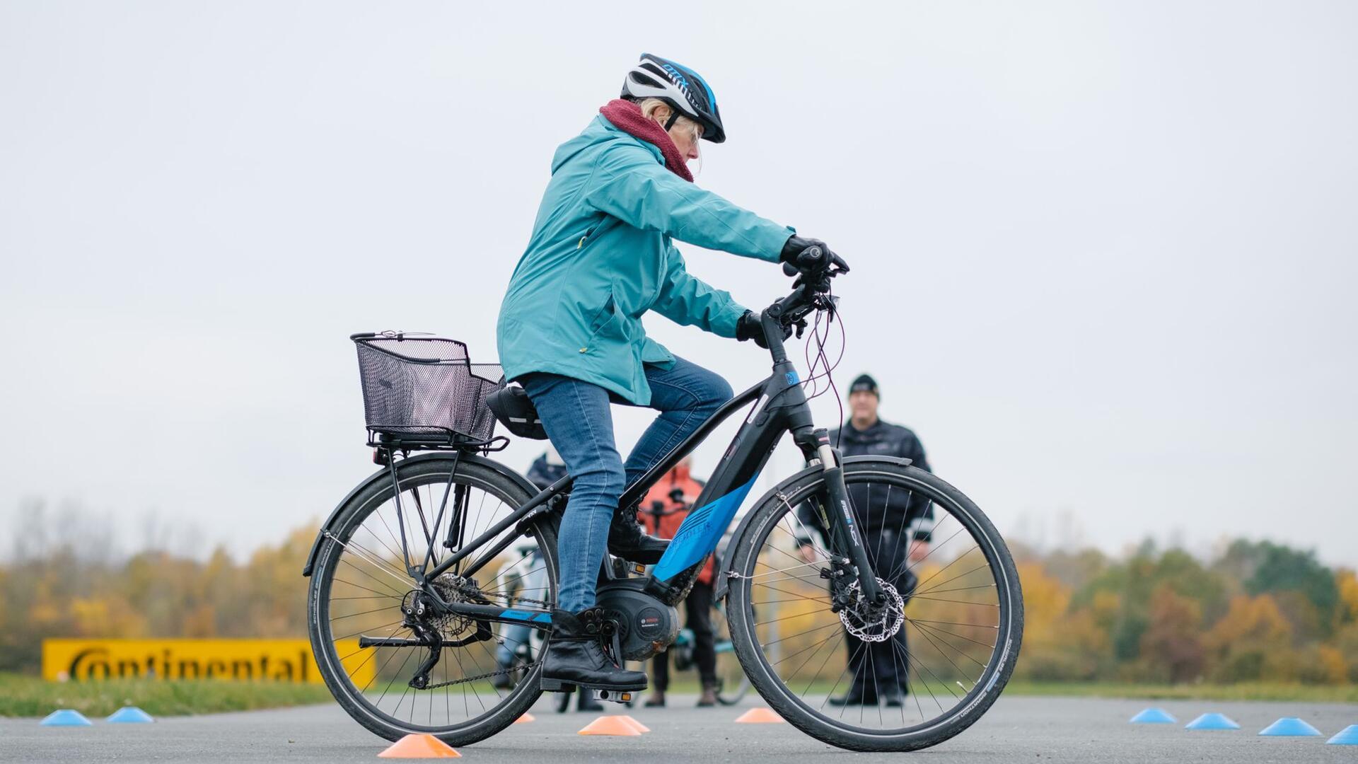 Eine Radlerin auf einem Trainingsplatz. Der Seniorenbeirat hatte zu einem Training mit dem E-Bike eingeladen.