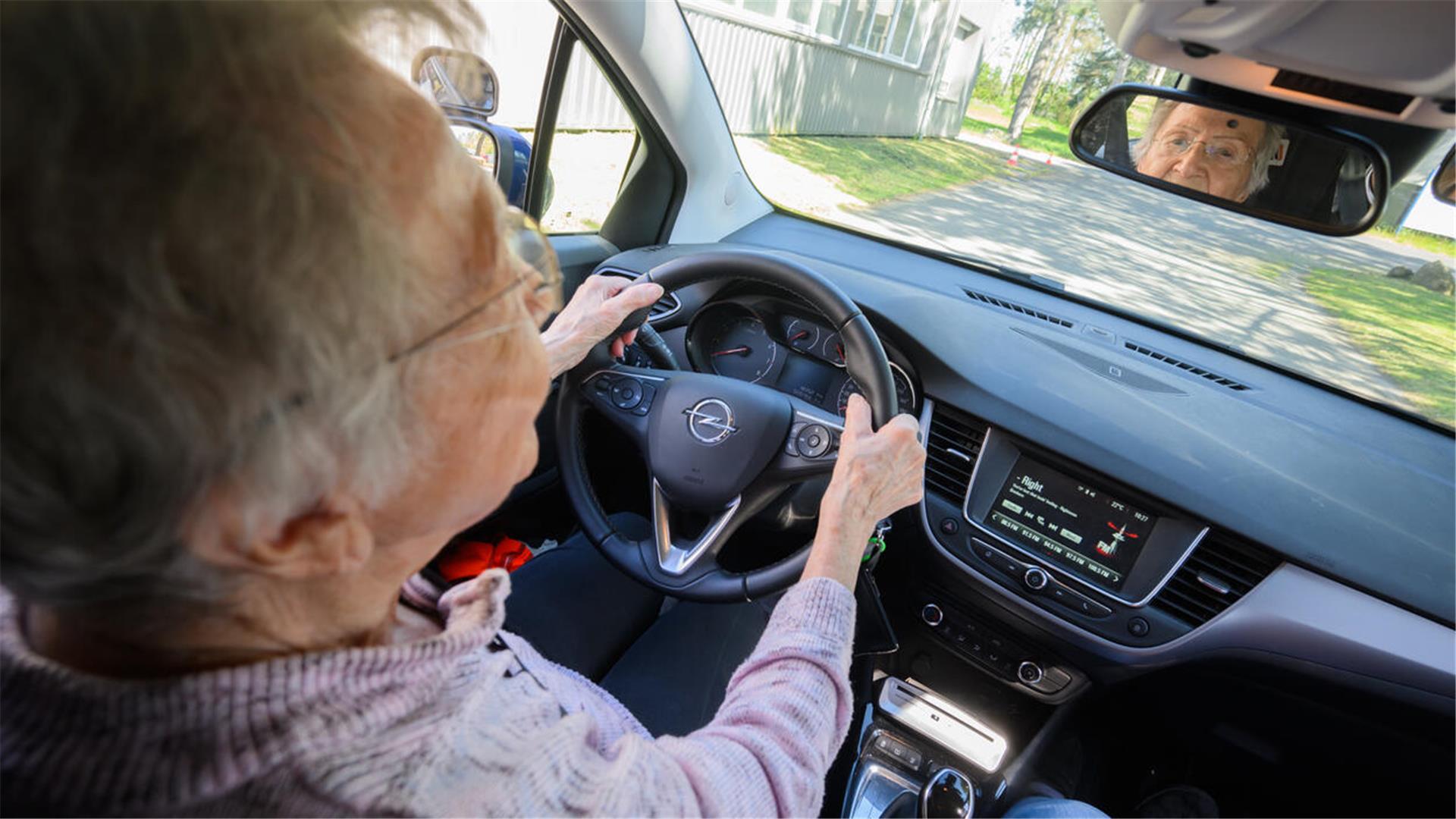 Teilnehmerin Elfriede Frerichs sitzt bei der Schulung «Fit im Auto» von der Landesverkehrswacht Niedersachsen in einem Fahrschulauto. Die Landesverkehrswacht Niedersachsen bietet landesweit Fahrsicherheittraining für Menschen über 65 Jahren an. Ziel ist die Fahrkompetenz zu erhalten und zu stärken.