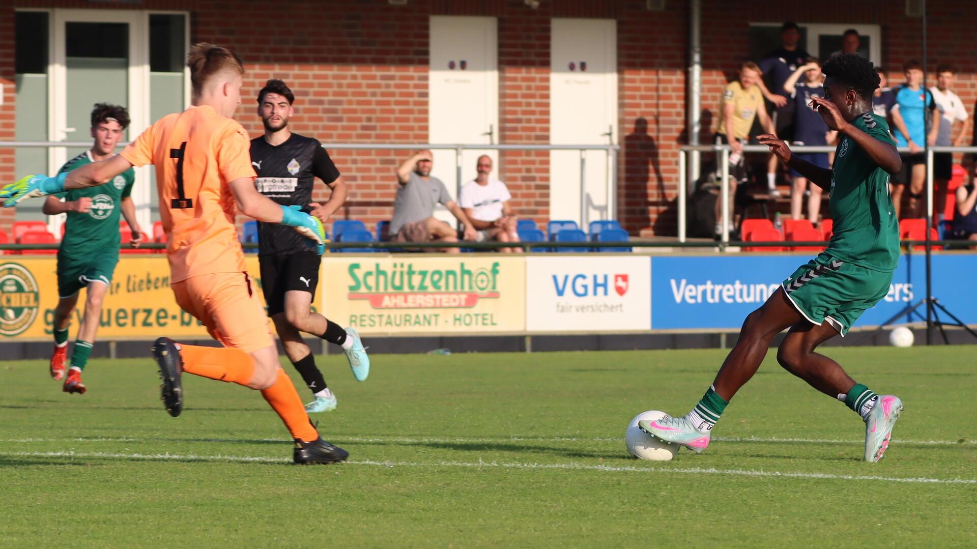 Der Sittenser Angreifer David Atta kommt gegen A/O/B/H/H-Keeper Tom Krause einen Schritt zu spät. In der zweiten Halbzeit legte Atta dann den wichtigen Ausgleich für sein Team auf.
