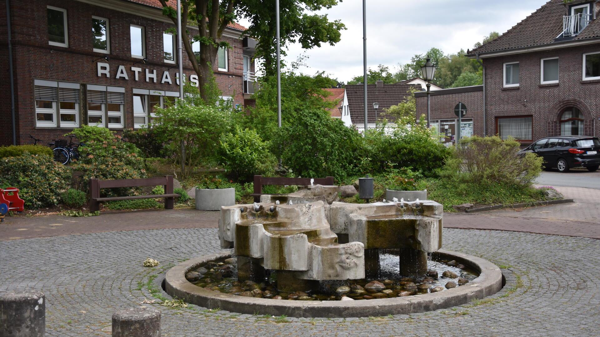 Das Sittenser Rathaus mit Brunnen im Vordergrund.