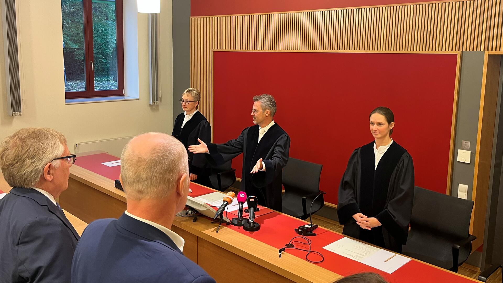 Haushaltsdebakel des Senats: Steht die neue Kaje der Lloyd Werft vor dem Aus? Leute vor Gericht.
