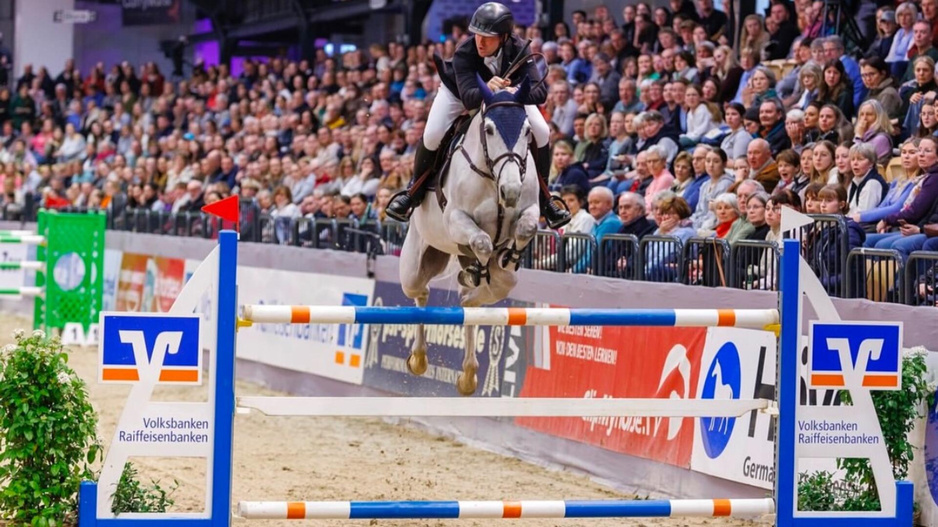 Josch Löhden aus Steddorf triumphiert in Schleswig-Holstein Der Steddorfer Josh Löhden gewann mit EIC Schabernack den Großen Preis von Neumünster.