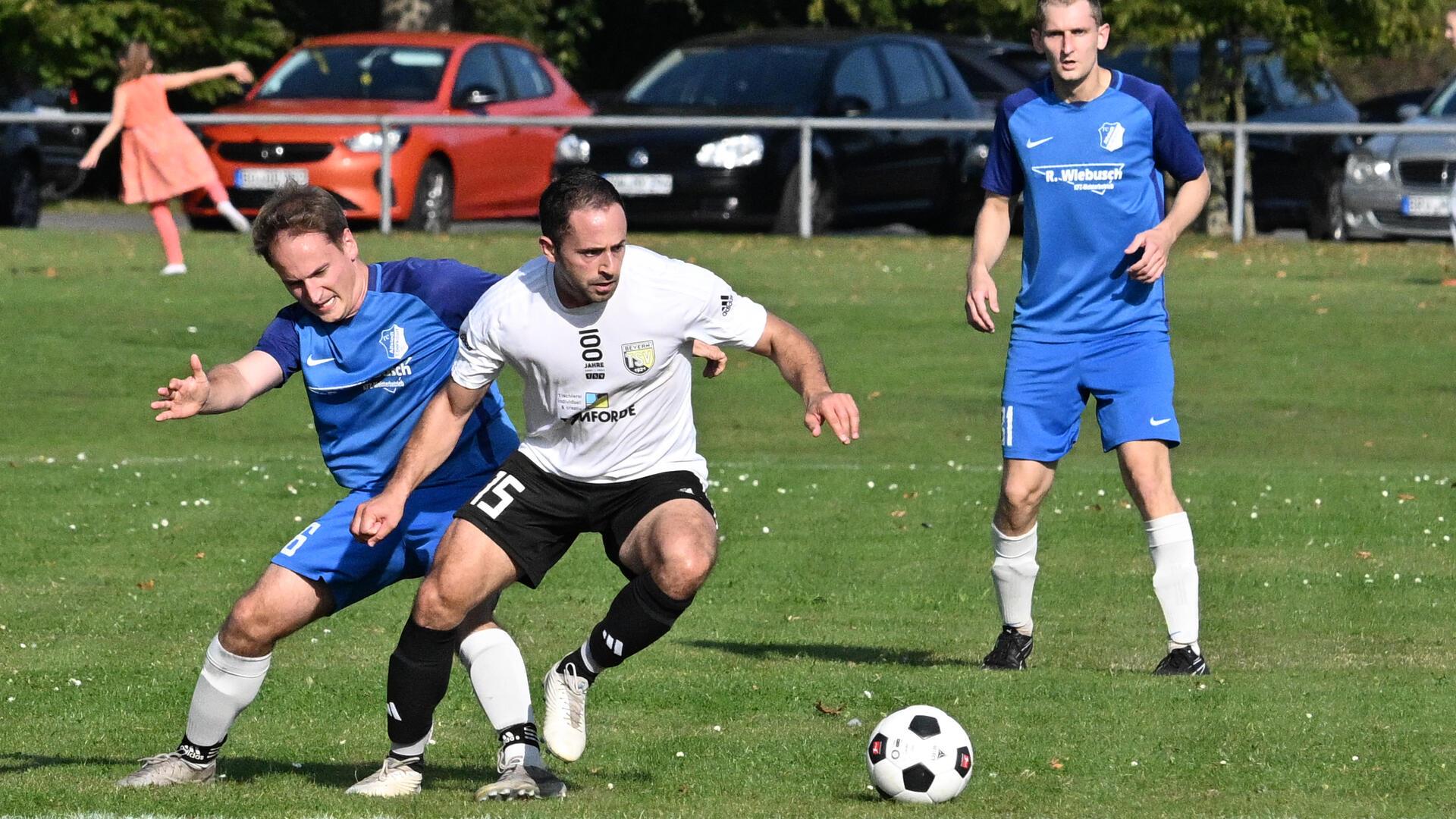 Der TSV Bevern, hier mit Mahmoud Kanj am Ball, erwartet am Freitag den TSV Byhusen. Alfstedt, hier mit Sebastian Abel, trifft am Sonntag in Ebersdorf auf Hemslingen/Söhlingen.