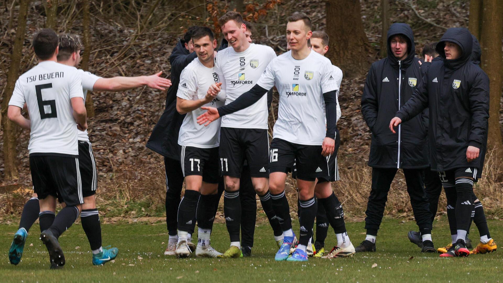 Der TSV Bevern konnte in Karlshöfen viermal jubeln. Marvin Meyer (Nummer 11) erzielte zwei Treffer.