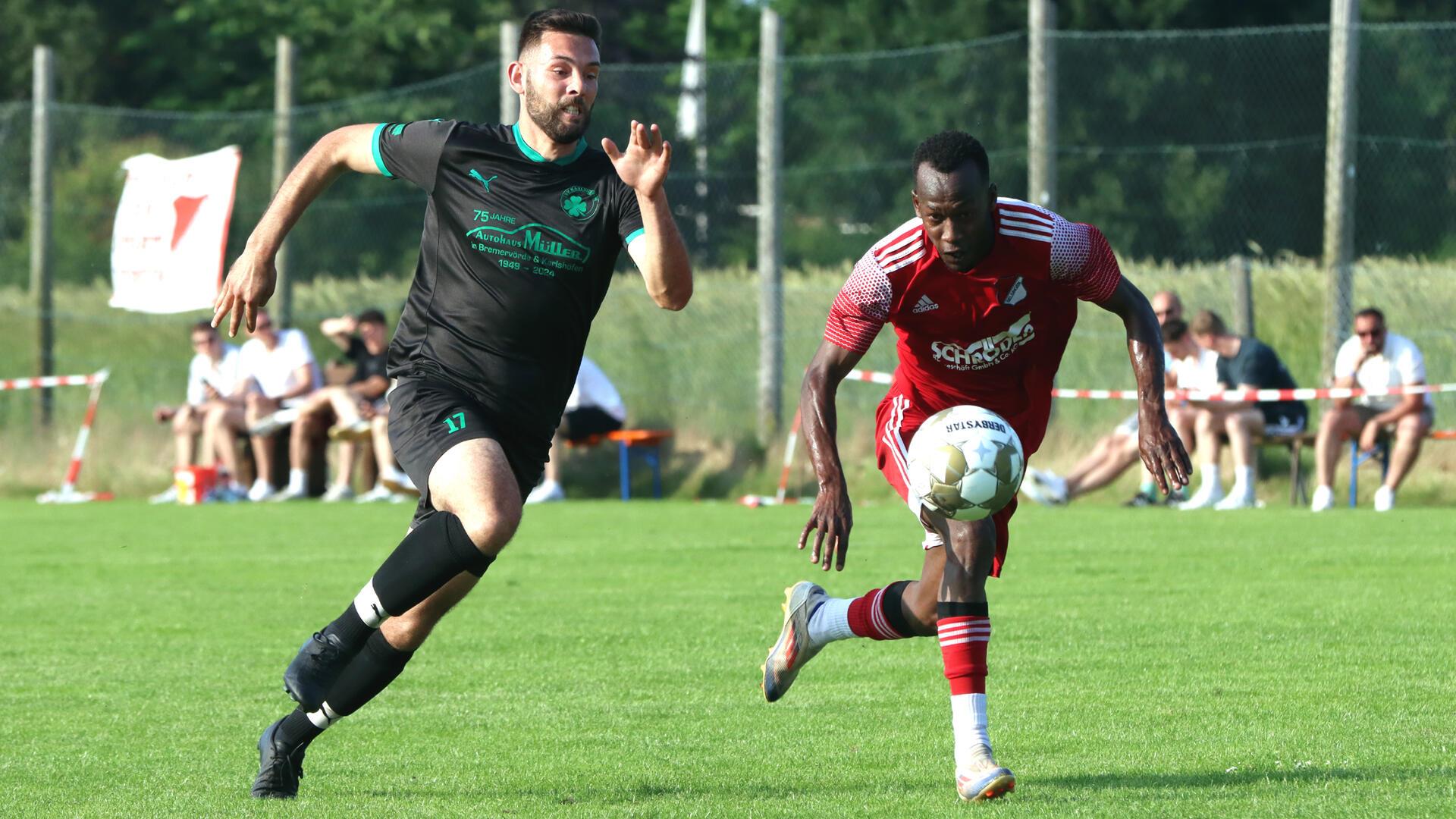 Der TSV Karlshöfen, hier mit Jan-Christian Franz gegen den Selsinger Yousif Ramadan, (rechts) kann im Bezirkspokal nur gewinnen. Double-Sieger Selsingen ist nicht chancenlos, die nächste Runde zu erreichen.