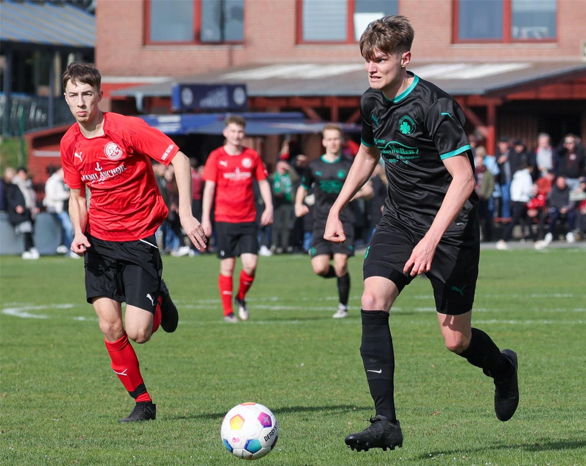 Abstiegskampf im Fokus: Nervenspiele am Sonntag Der TSV Karlshöfen - hier verfolgt im Pokalspiel der Gnarrenburger Jannis Heinsohn Karlshöfens Michel Stolzenberg - steht bei der Partie gegen Alfstedt mächtig unter Zugzwang.