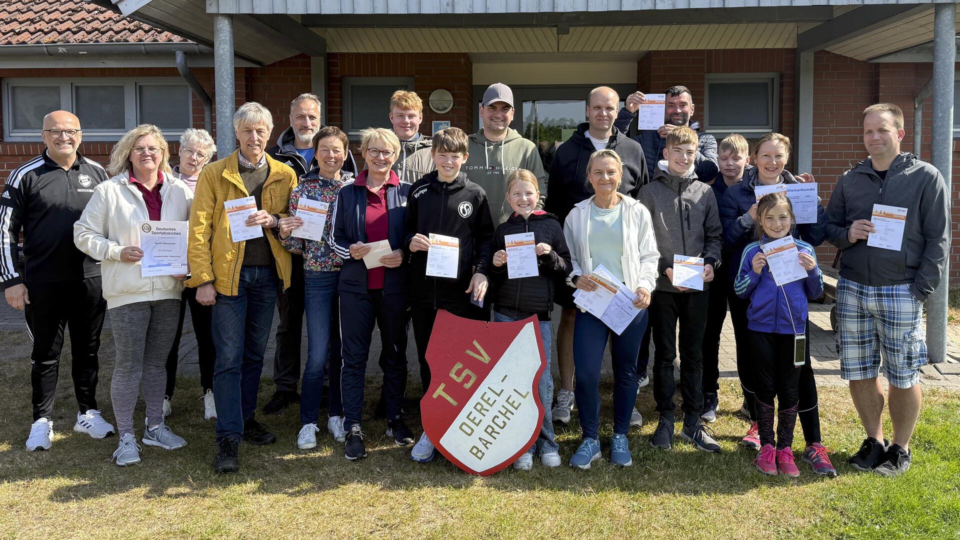 Der TSV Oerel/Barchel hat kürzlich wieder zahlreiche Sportabzeichen verliehen. Auch in diesem Jahr bietet der Verein die Abnahme für alle Interessierten an.