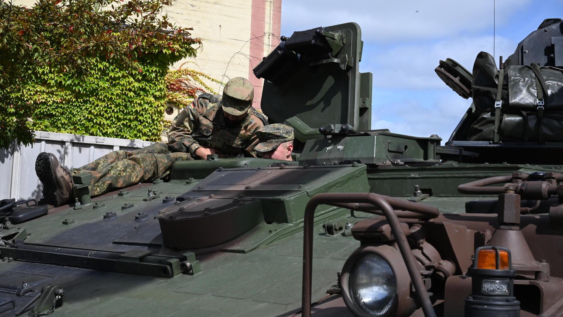 Zwei Männer auf einem Panzer. 