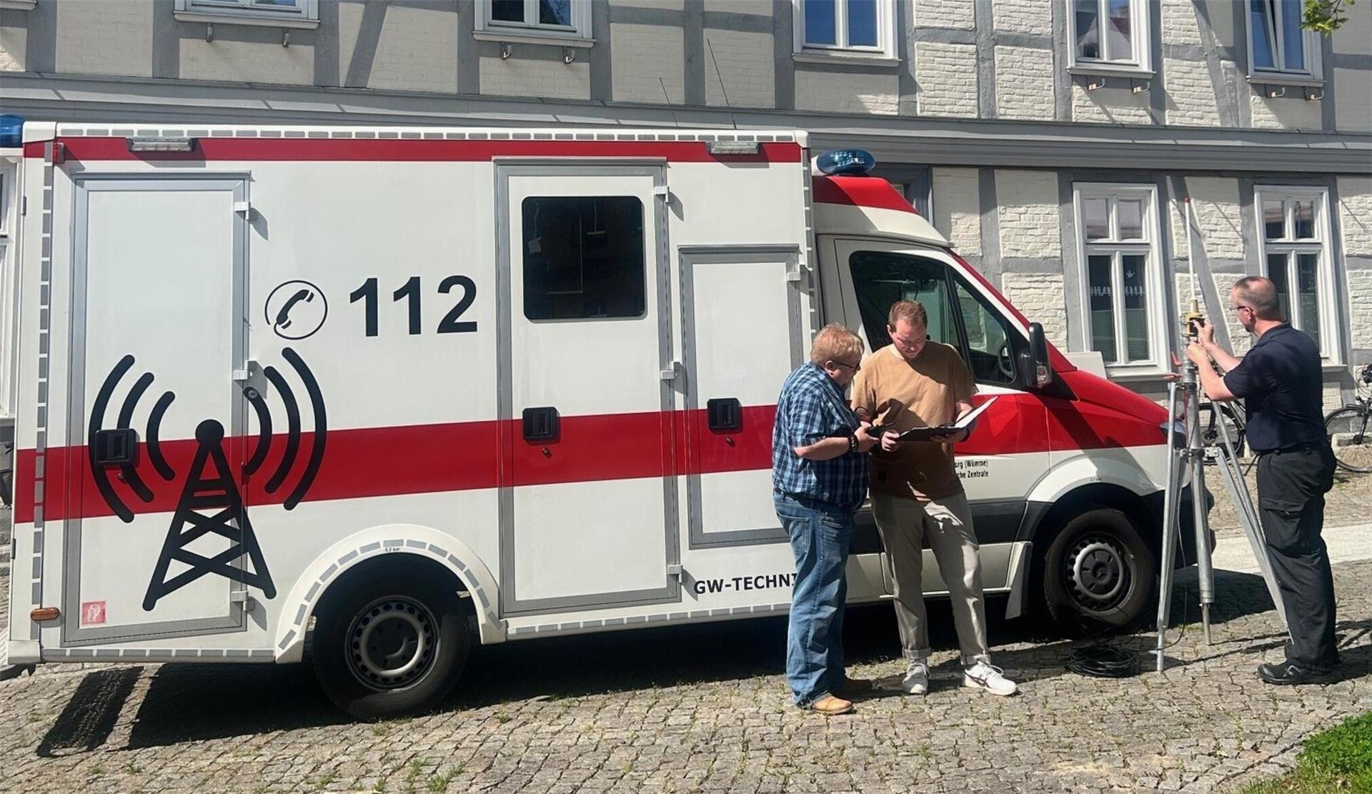 Der Test wurde mit dem Gerätewagen Technik des Landkreises, einem Verstärkerfunkgerät sowie einer Antenne durchgeführt, die aus einem Dachfenster des Rathauses in Visselhövede herausragte.