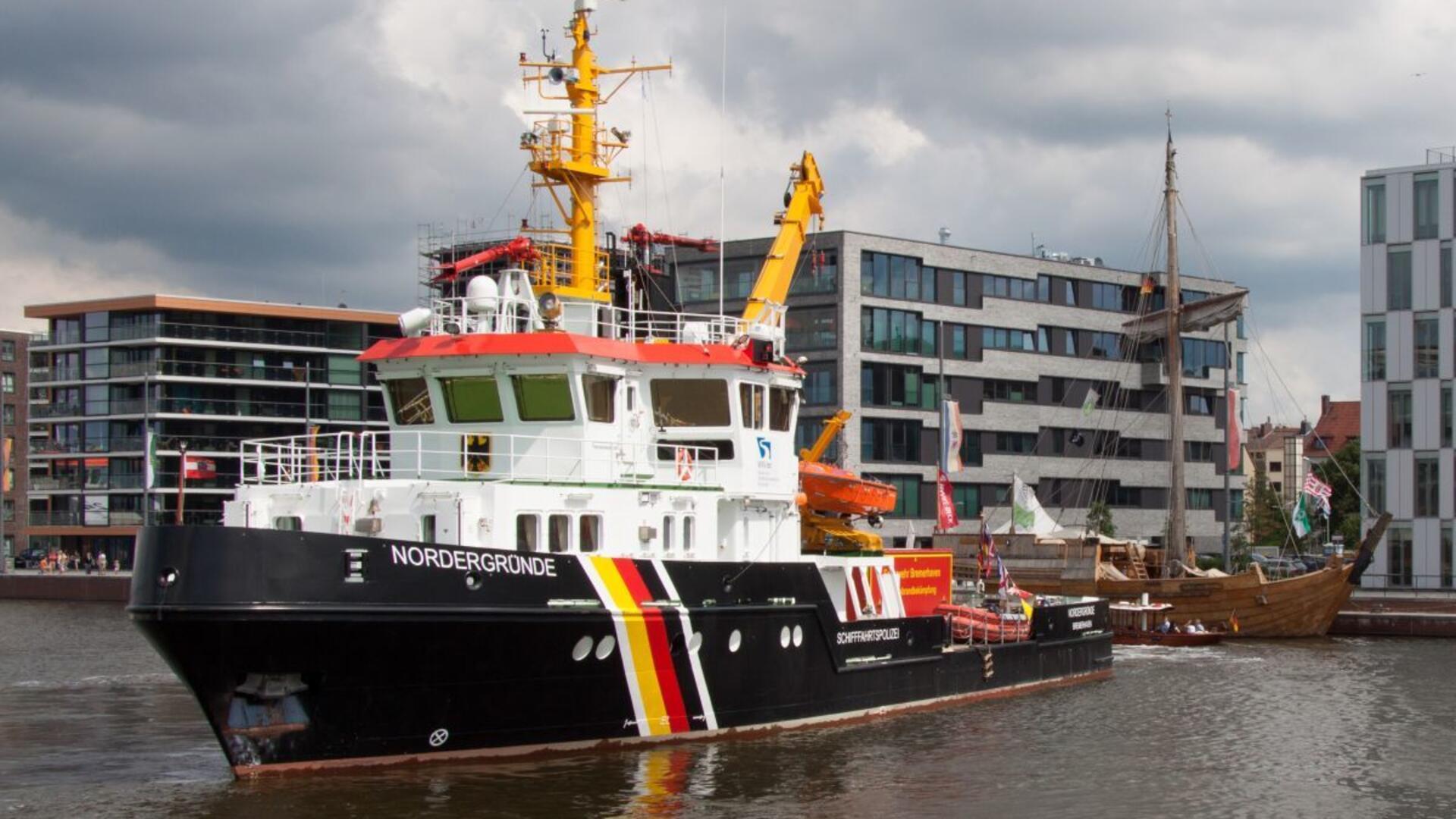 Der Tonnenleger „Nordergründe“ hatte bei der Einlauf-Parade der Sail Feuerwehrleute an Bord, die einen Brand auf dem Elbfrachtsegler „Matilde“ löschen konnt konnte.