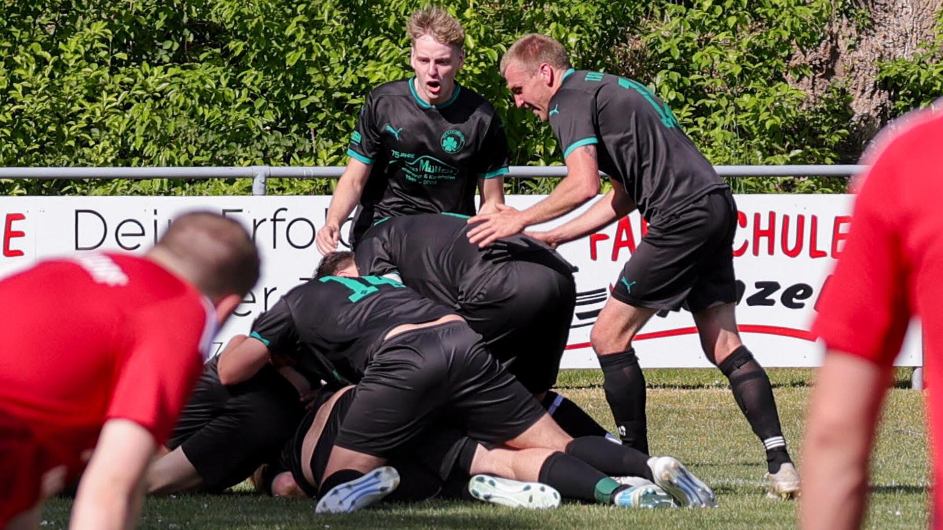 Der Torschütze zum 3:2 muss Sekunden später schwer tragen. Die Karlshöfener Teamkollegen begraben nach dem Siegtreffer in der Nachspielzeit Chris Bubbel unter sich.