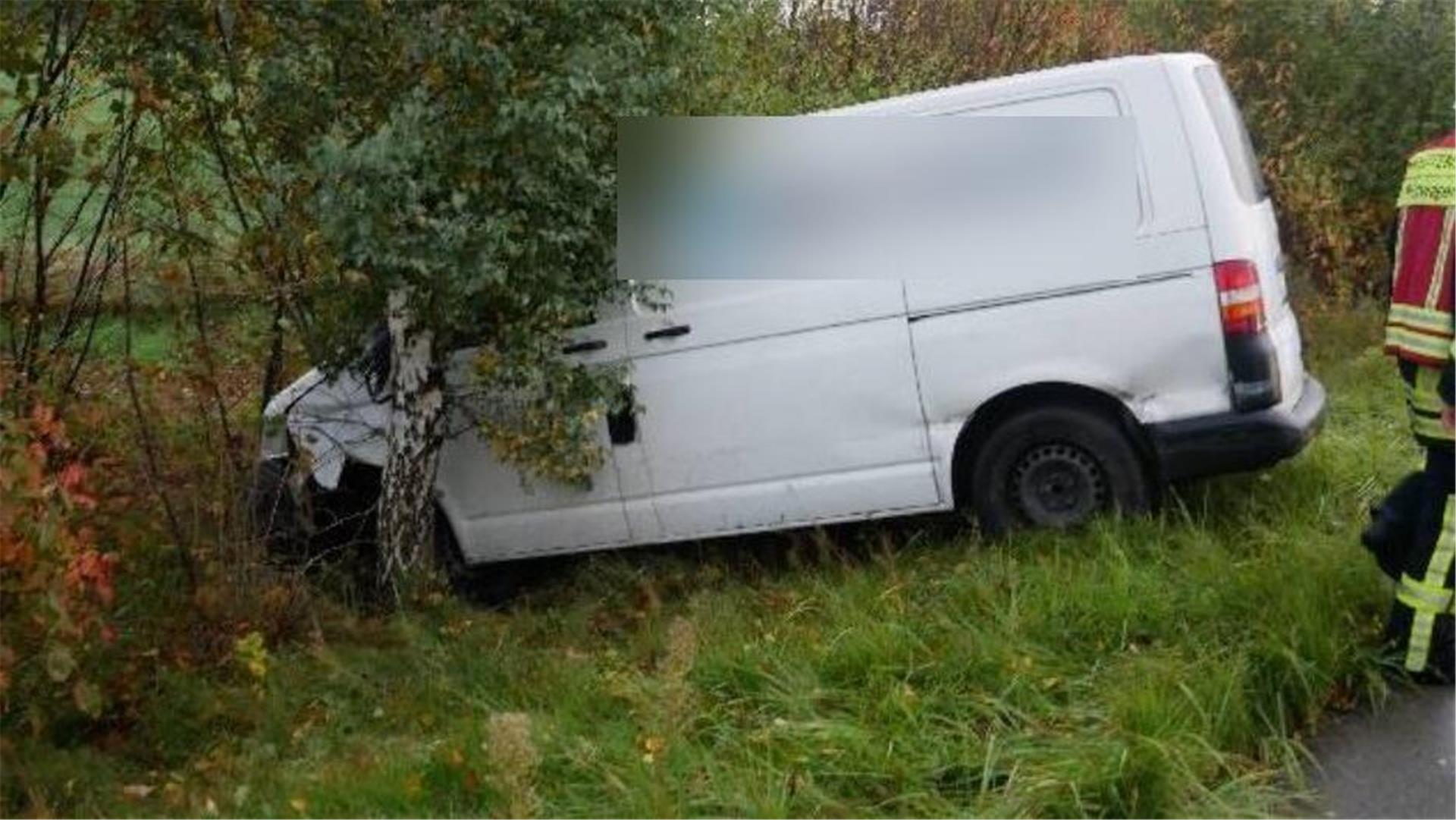 Der Transporter kam aus ungeklärter Ursache von der Autobahn ab.