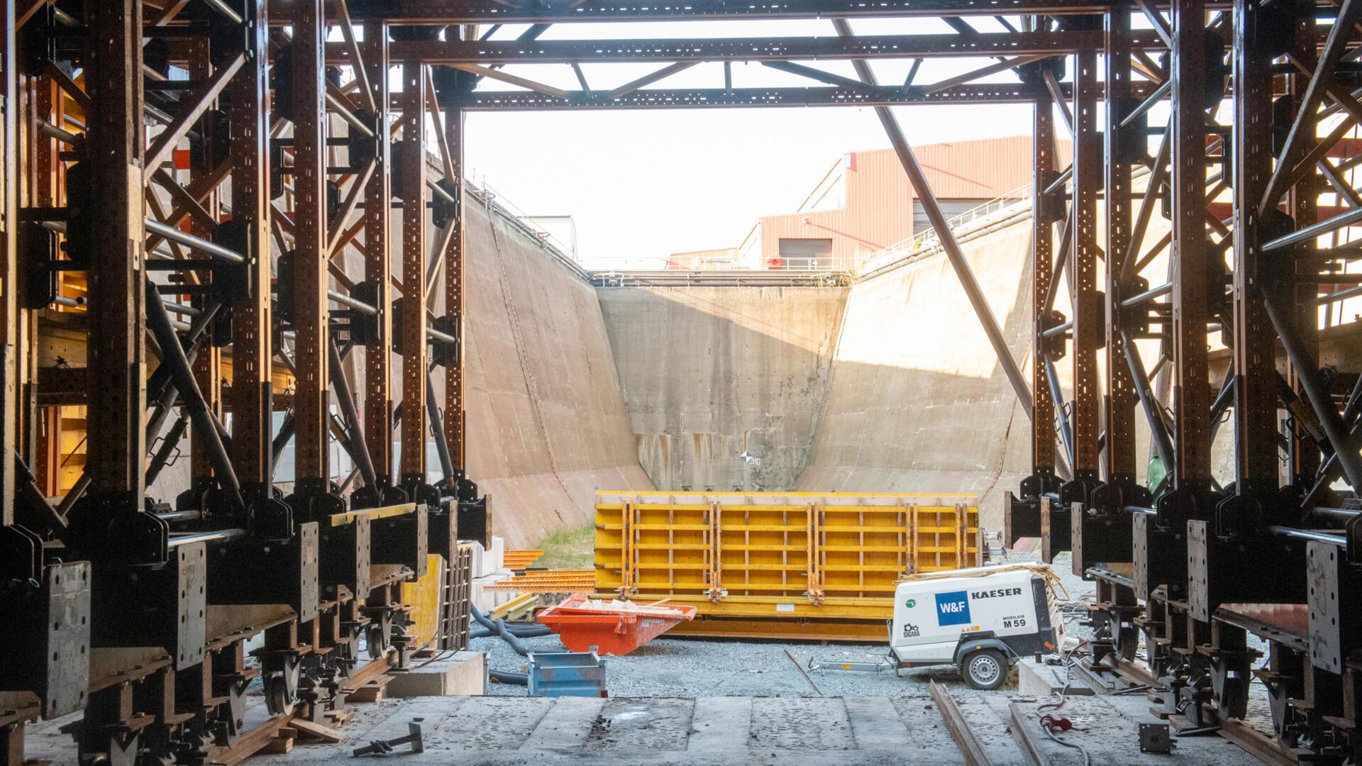 Blick aus dem Tunnel ins Dock.