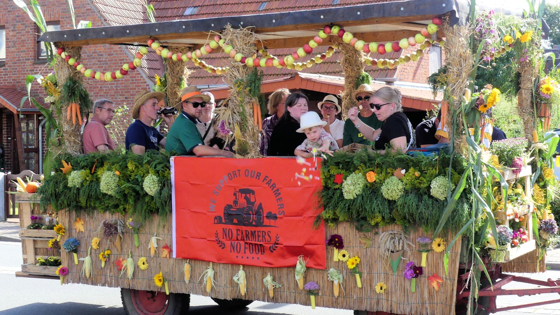 Ein Festwagen fährt durch eine Straße. 