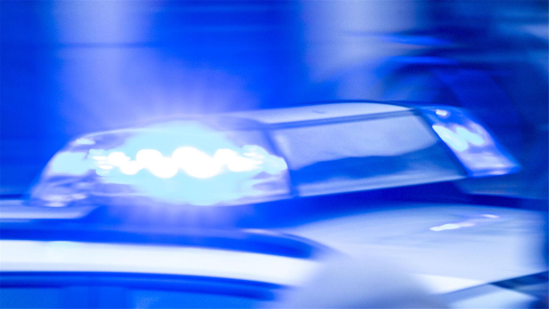 Blaulicht auf einem Polizeifahrzeug. In Neuenwalde hat sich ein Unfall ereignet, bei dem drei Menschen leicht verletzt wurden.