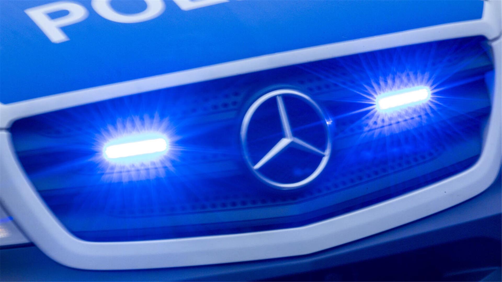 Ein Einsatzfahrzeug der Polizei mit Blaulicht. In Hagen hat am 6. März ein unbekannter Motorradfahrer ein Auto touchiert, er stürzte und floh anschließend. Nun bittet die Polizei um Zeugenhinweise, um den Fahrer zu finden.