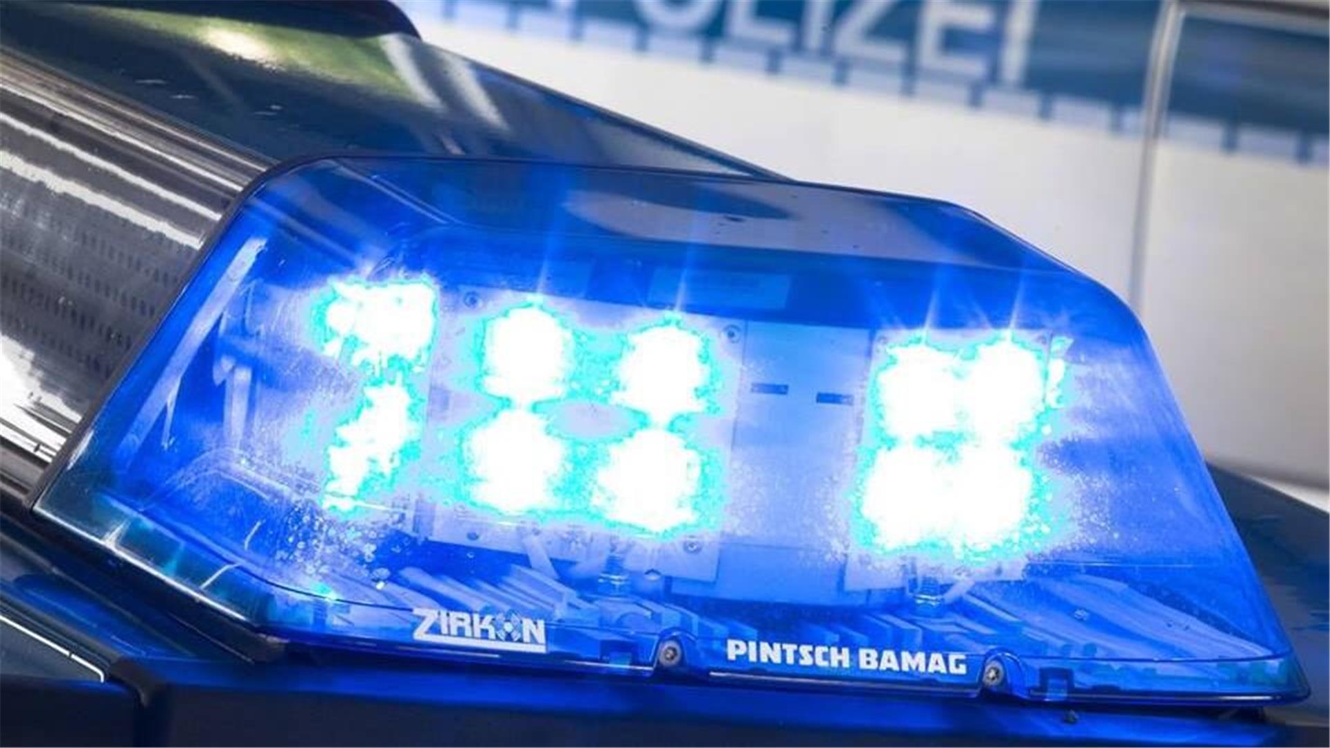 Ein Blaulicht auf einem Einsatzfahrzeug der Polizei