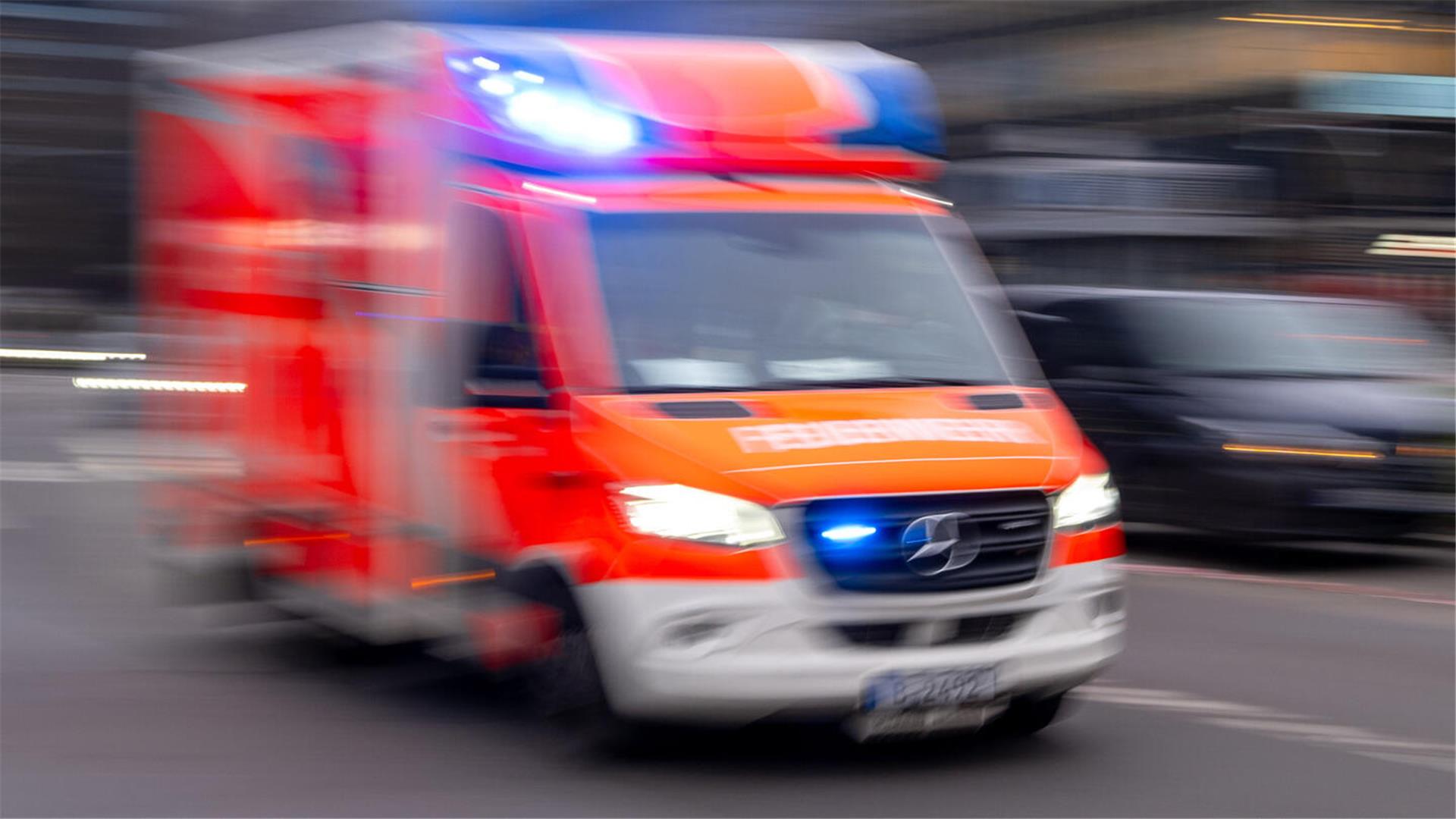 Ein Rettungswagen im Einsatz. Am 12. März ist es im Bereich Hagen im Bremischen zu einem Unfall gekommen, bei dem der 81-jährige Verursacher schwer verletzt wurde.