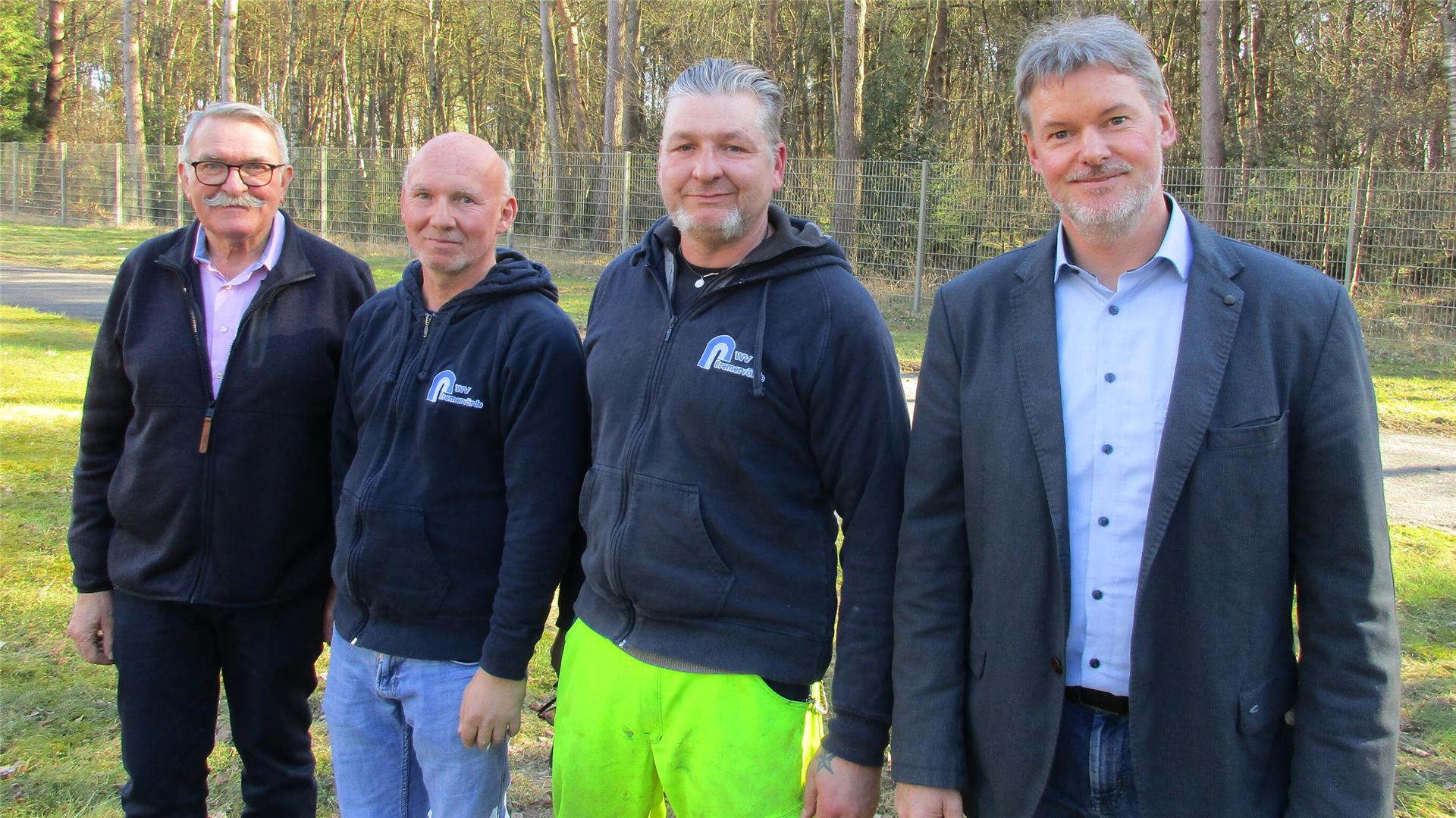 Der Verbandsvorsitzende Ulrich Mehrkens (links) und der Wasserverband-Geschäftsführer Dr. Stefan Kohl (rechts) gratulierten den Jubilaren Axel Tiedtke (Zweiter von links) und Andreas Kramer.