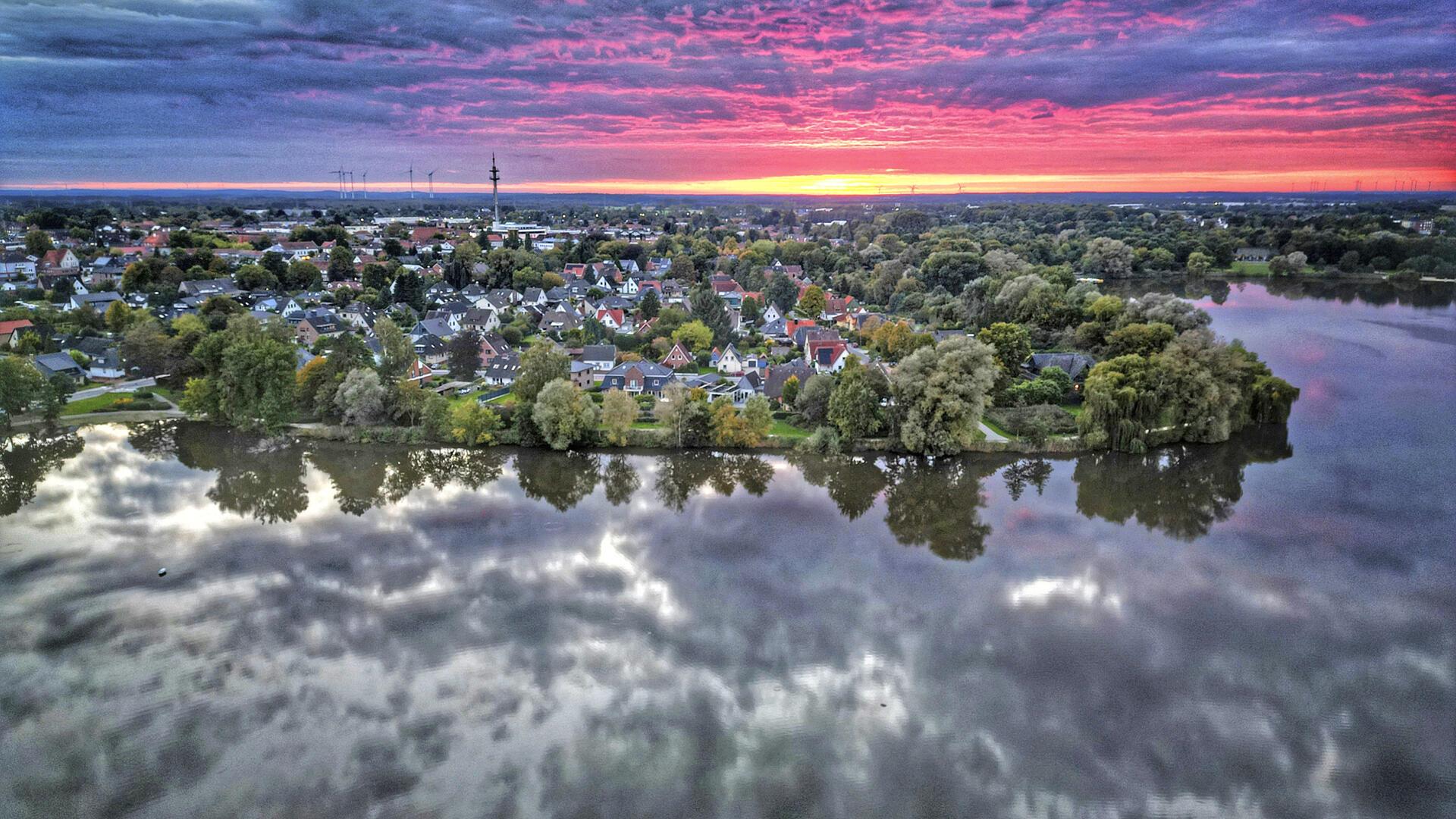 Der Vörder See gehört nicht nur touristisch zu den Perlen Bremervördes. Die Stadtverwaltung lässt derzeit nach den Gründen für die Neigung des Wassers zu Blaualgenbildung „fahnden“.