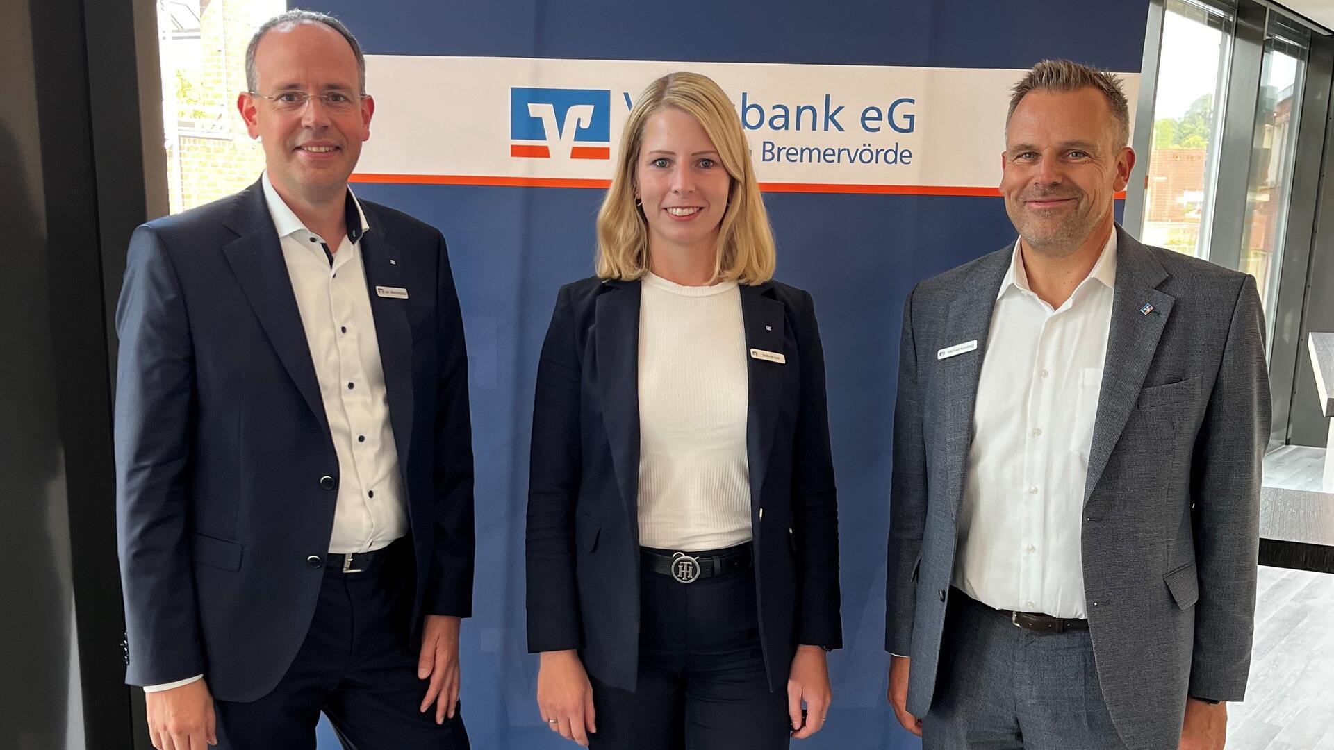 Der Volksbank-Vorstand mit Jan Mackenberg (links), Stefanie Kase und Michael Kersting blickt zufrieden auf das abgelaufene Geschäftsjahr.