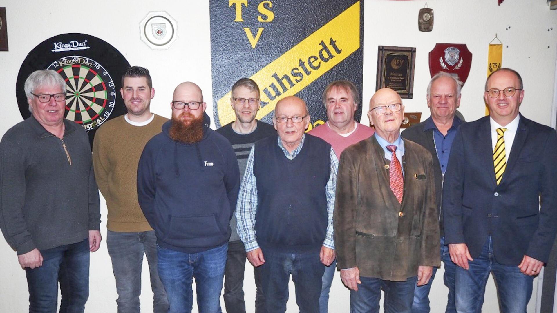 Der Vorsitzende Günter Bertram (rechts) mit den geehrten Mitgliedern des TSV Kuhstedt: (von links) Jürgen Neumann, Jan Buttgereit, Timo Düls, Kersten Wohlers, Diedrich Gerken, Klaus Hinck, Hartwig Ahrens und Kurt Buck.
