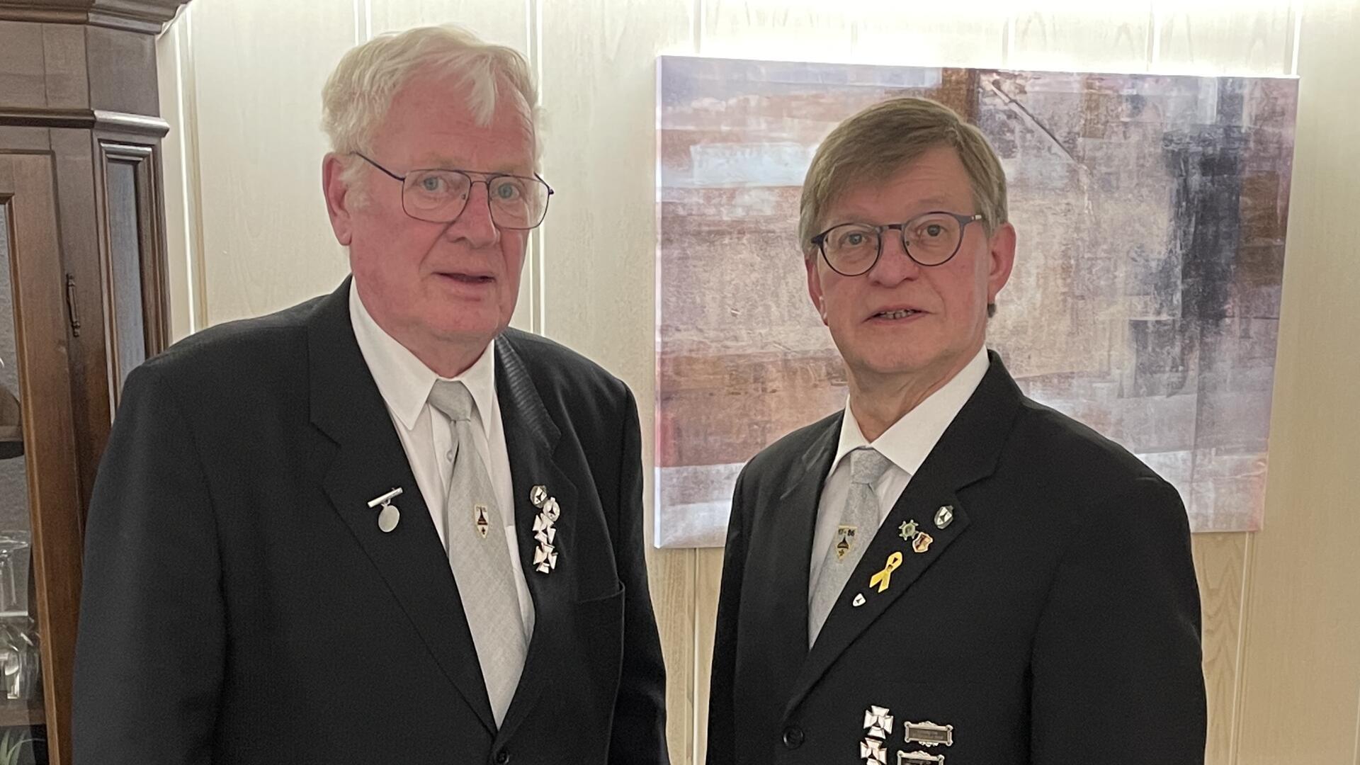 Der 1. Vorsitzende der Kyffhäuser Kameradschaft Brahmstedt und Umgebung, Walter Rönner (links), mit dem Kassenwart des Vereins, Karl Köster. 