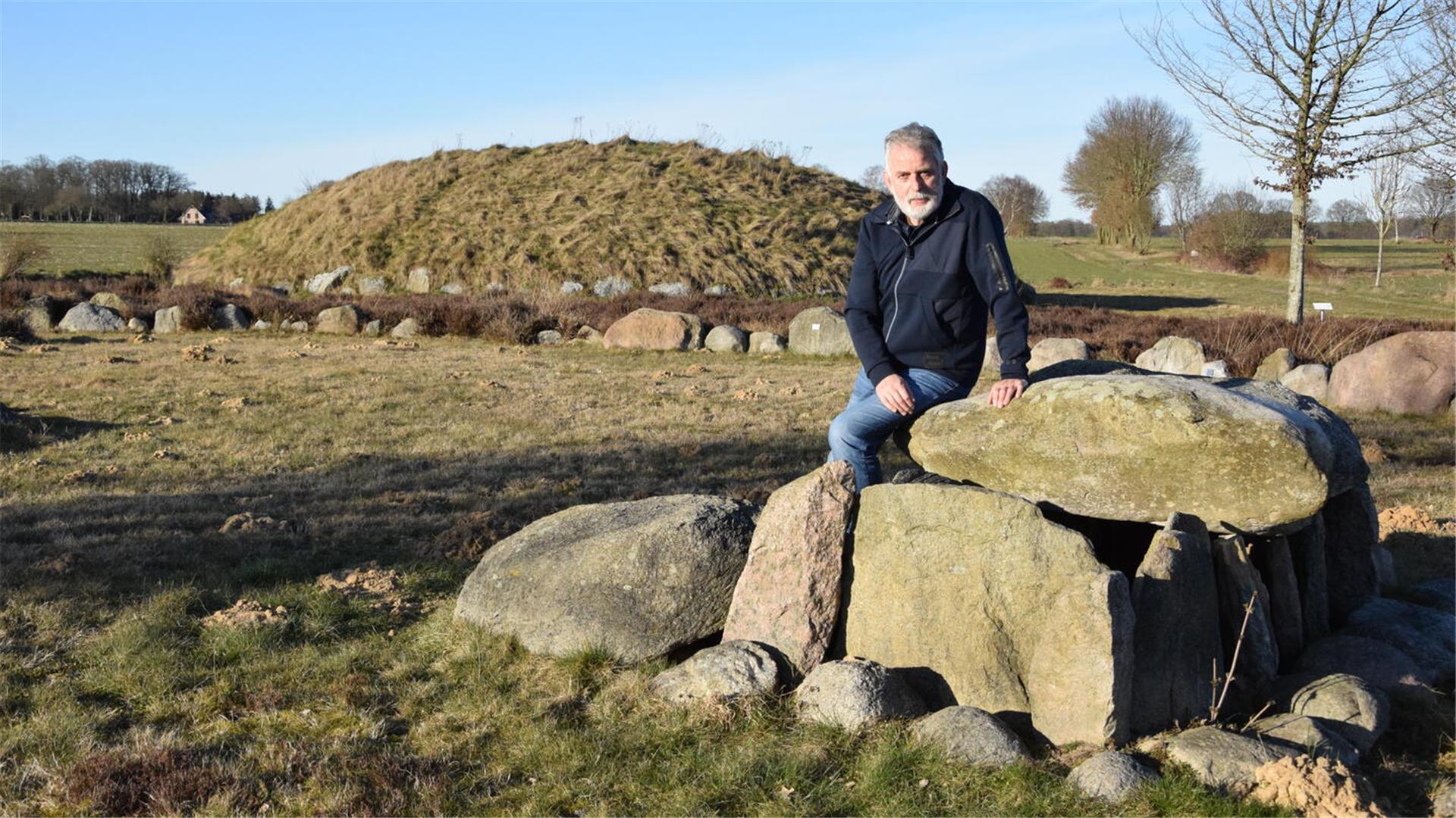 Der Vorsitzende des Anderlinger Kulturvereins, Andreas Brunkhorst, auf dem Bildsteingelände.