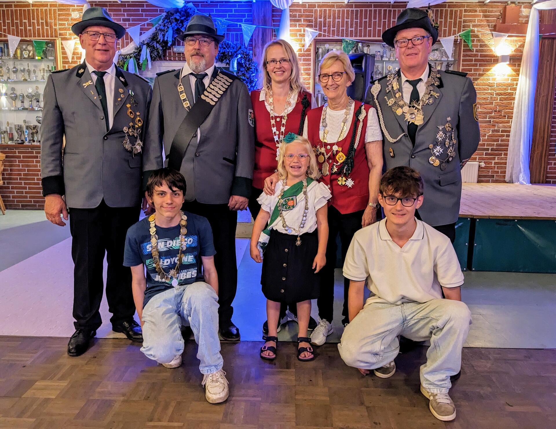 Der Vorsitzende des Hagener Schützenvereins, Hannes Holze (links), begrüßt das neue Königshaus. Es regieren jetzt: Uwe Karas, Anja Plate, Bärbel Wendtland und Wolfgang Hüllen; vorn grüßen Fabian Brüggemann, Jola Kiesling und Luca Segelken.