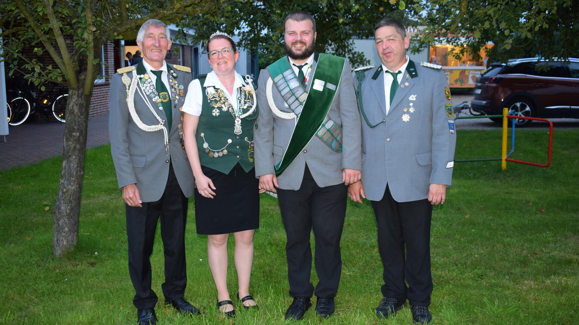 Der Vorsitzende des Ostendorfer Schützenvereins Wilfried Lütje (links), und sein Stellvertreter Thomas Schwarzbach (rechts) freuen sich mit den neuen Vizemajestäten Jennifer Quell und Maurice Hoops. 