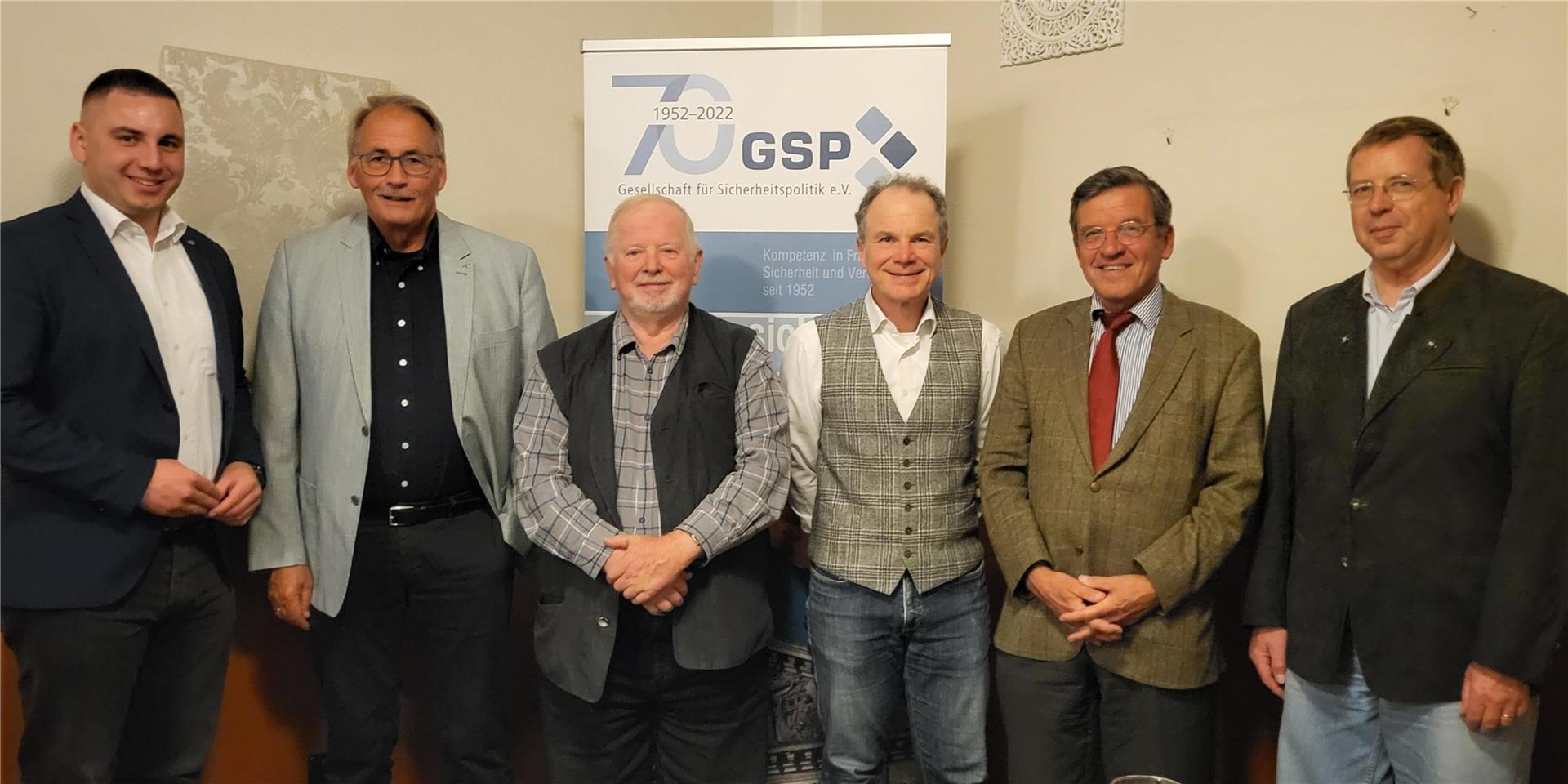 Der Vorstand der Gesellschaft für Sicherheitspolitik, Sektion Elbe-Weser: (von links) Janis Düls (Sprecher JGSP), Werner Hinrichs, Hans Dieter Kück, Axel Loos, Rainer Meyer zum Felde (GSP-Landesbereichsleiter Niedersachsen/Bremen) und Axel Franke.