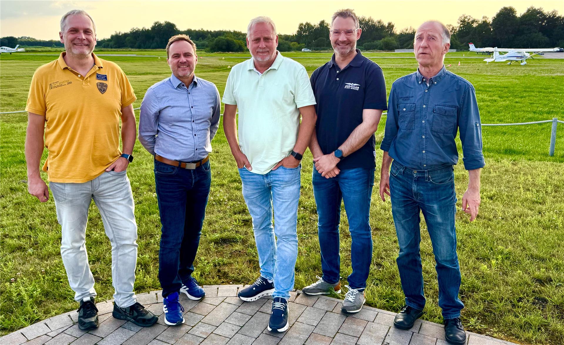 Der Vorstand des Aeroclubs Elbe-Weser in Karlshöfen: (von links) Erster Vorsitzender Michael Meints, Kassenwart Dirk Immken, Schriftführer Steffen Heise, stellv. Vors. Torben Kleiber sowie Schatzmeister Peter Hoops.