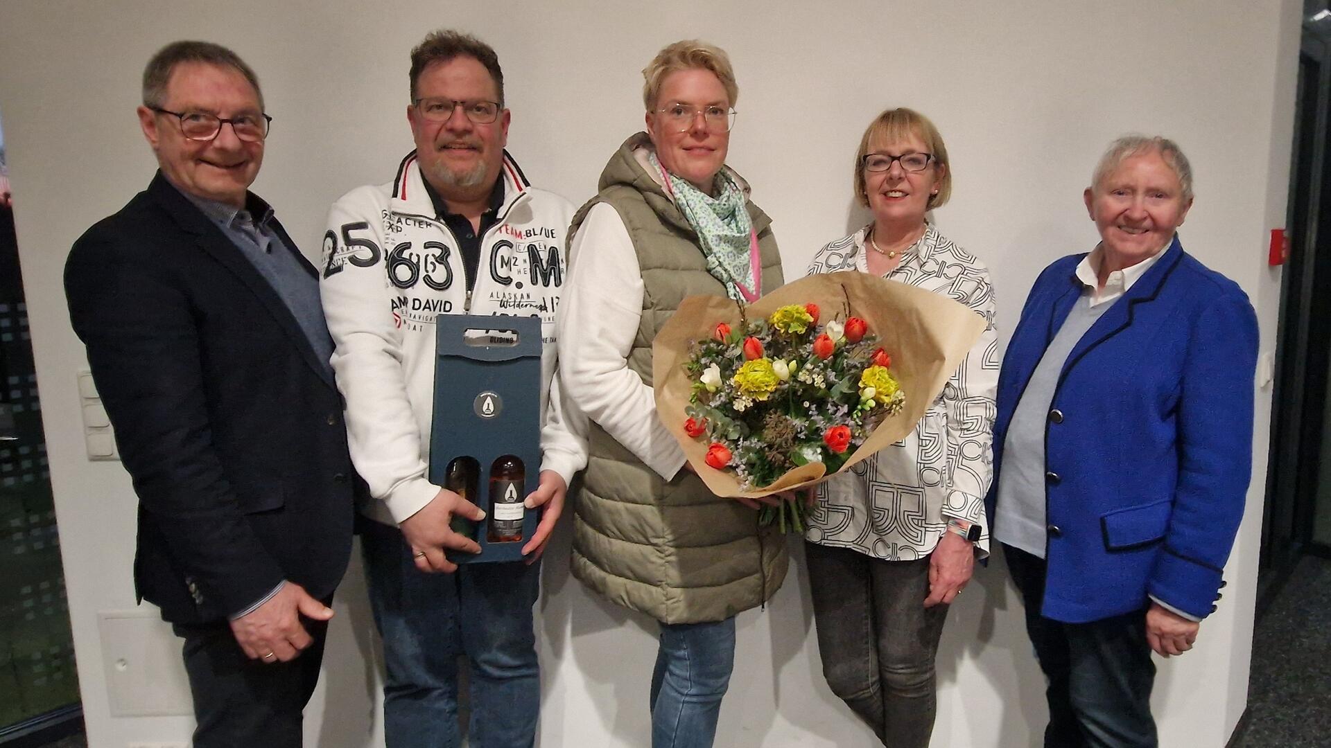 Gruppenfoto: Der Vorstand des Fördervereins Hospiz Geestland mit Dr. Uwe Nixdorf, Michael Brümmer, Dr. Nina Brümmer, Christine Sturmheit und Ellen Frank.