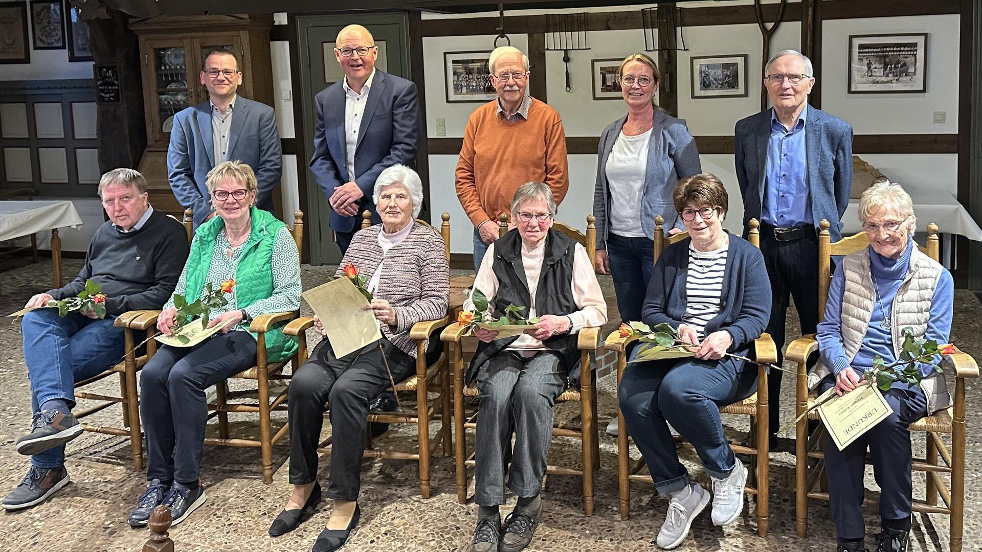 Der Vorstand (von links, hintere Reihe): Jörg Schmidtchen (Kassenwart), Stefan Tiemann (stellvertretender Vorsitzender), Uwe Thies (Schriftführer), Esther Meyer-Biemold (Presse- und Werbewartin) und Heinz-Hermann Evers (Vorsitzender). In der vorderen Reihe sitzen (von links) die Geehrten Hermann Dodenhof, Marianne Dodenhof, Gerde Bostelmann, Lisa Glinsmann, Marlies Poort und Irmgard Rathjen.