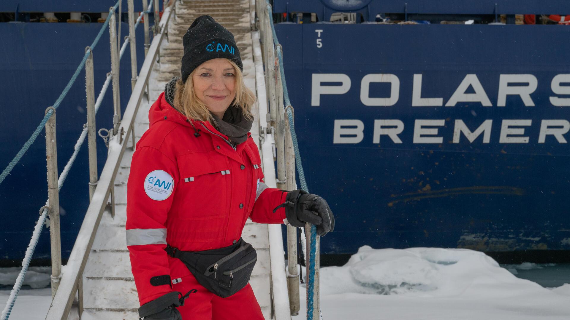 Scheidende AWI-Direktorin Antje Boetius vor Polarstern
