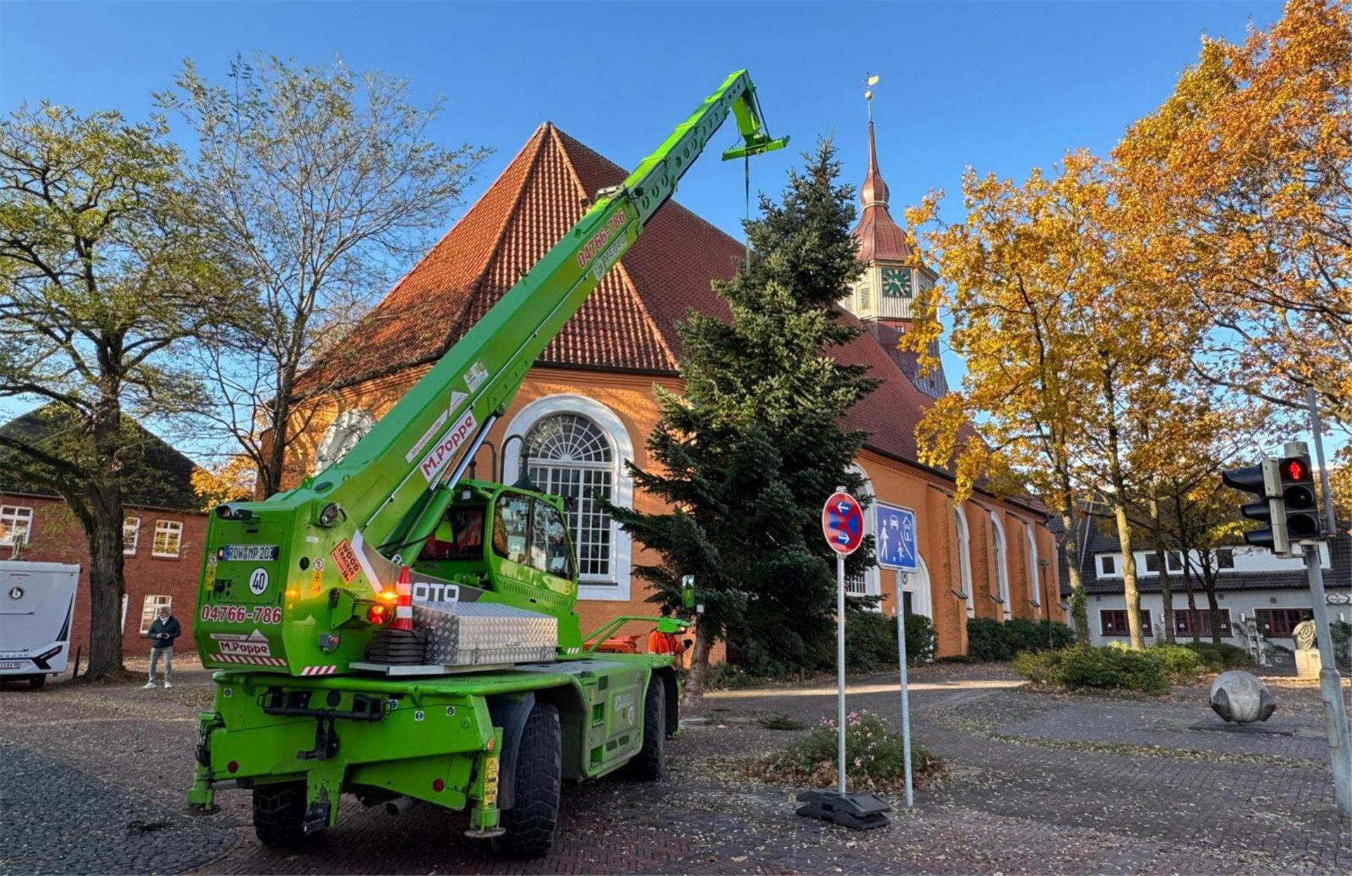 Der Weihnachtsbaum steht: Alle Jahre wieder schmückt den Platz vor der St.-Liborius-Kirche eine stattliche Nordmanntanne.