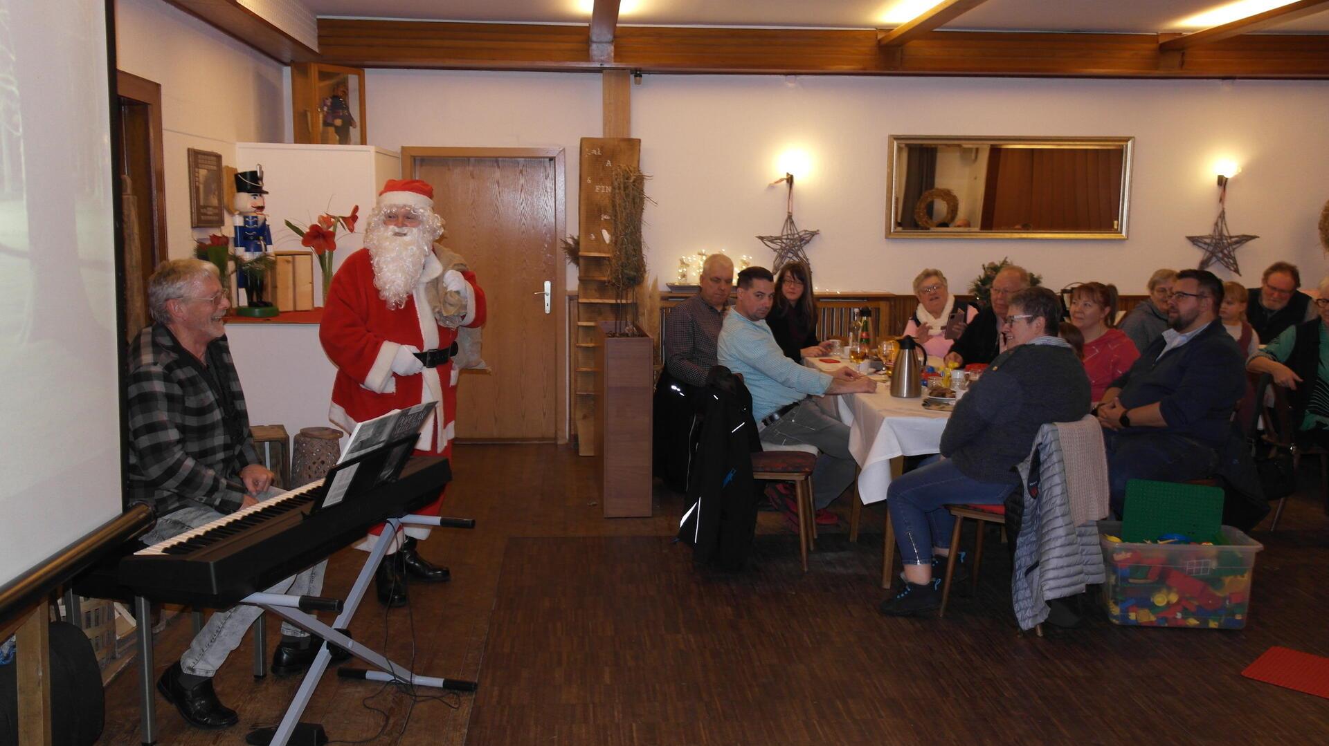 Der Weihnachtsmann höchstpersönlich stattete der Feuerwehr Selsingen bei ihrer Adventsfeier einen Besuch ab. 