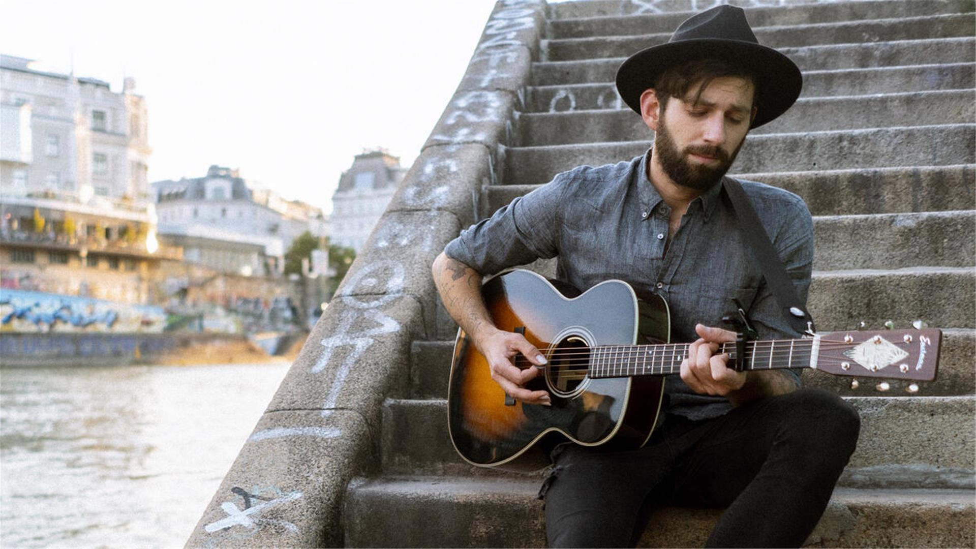 Ein Mann mit Gitarre.
