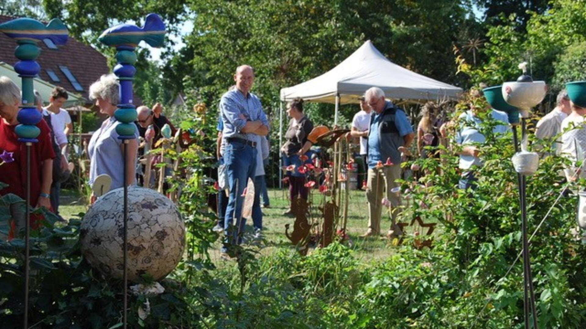 Besucherinnen und Besucher auf dem Wilstedter Markt für Kunst und Handwerk 