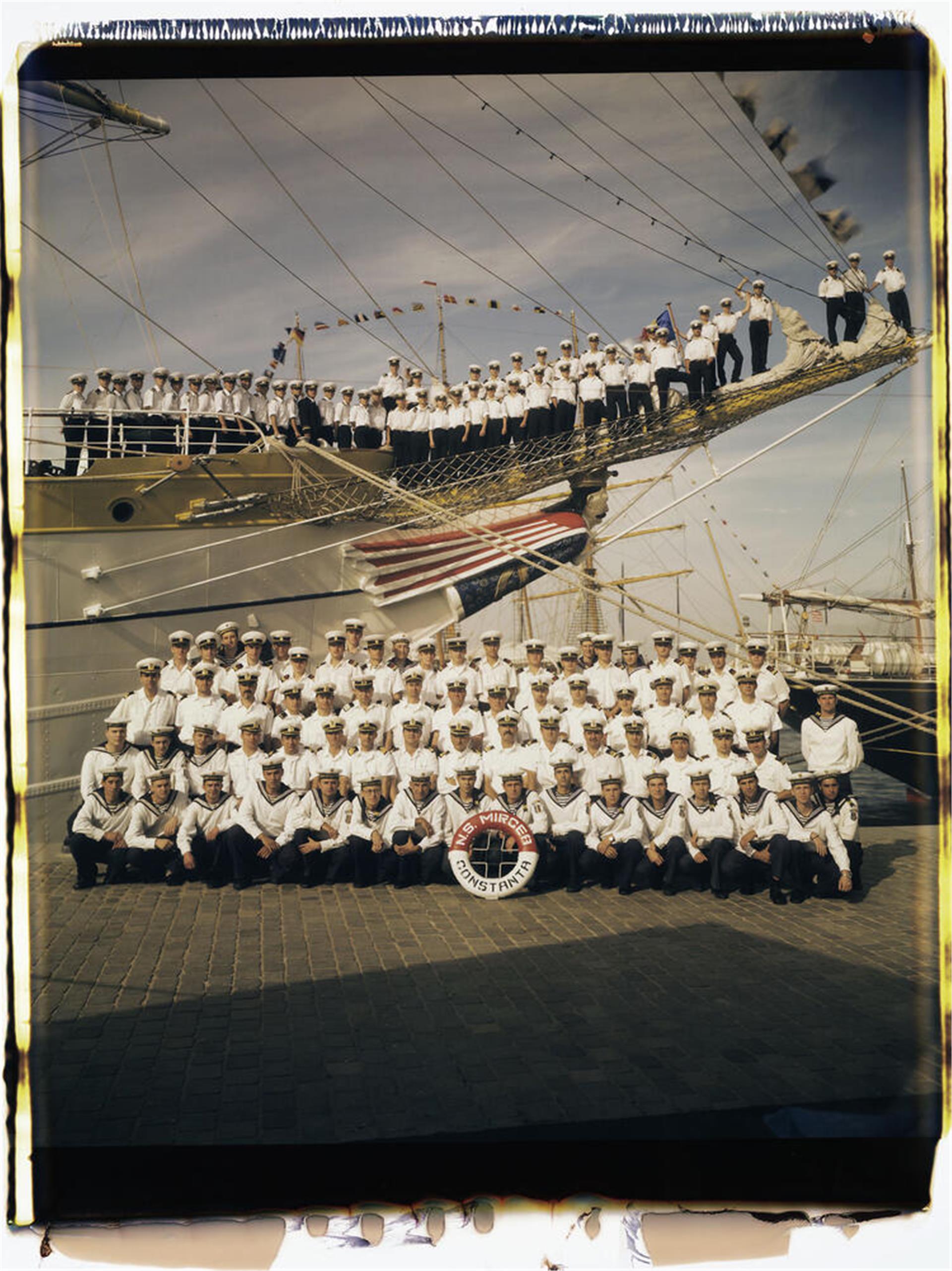 Gruppenfoto der Besatzung des rumänischen Segelschulschiffs „Mircea“ während der Sail 2005 in Bremerhaven, aufgenommen als großformatiges Polaroidbild.