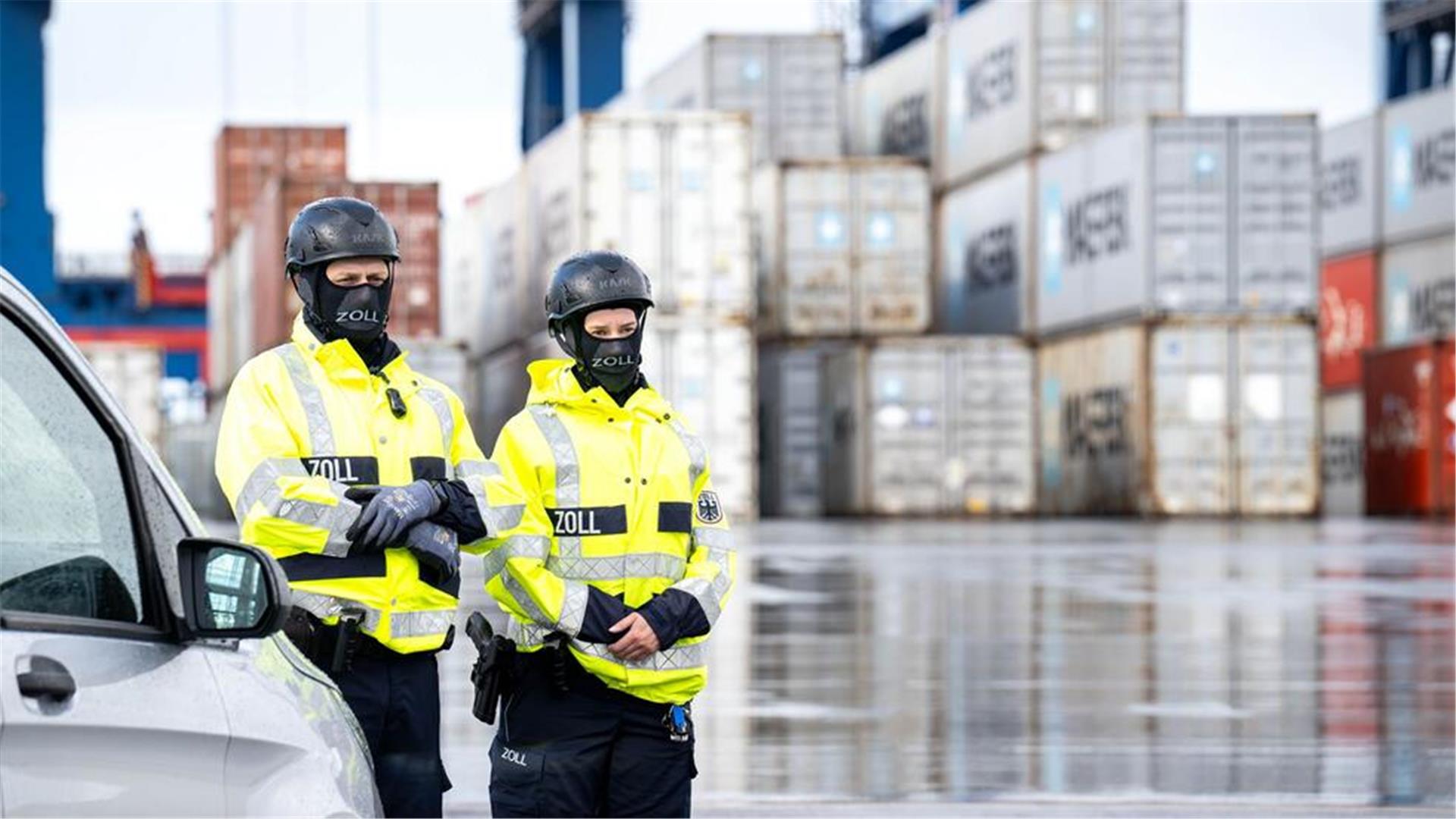 Der Zoll kontrolliert Container im Hafen - der Freihafen ist im Visier der internationalen Kriminalität 