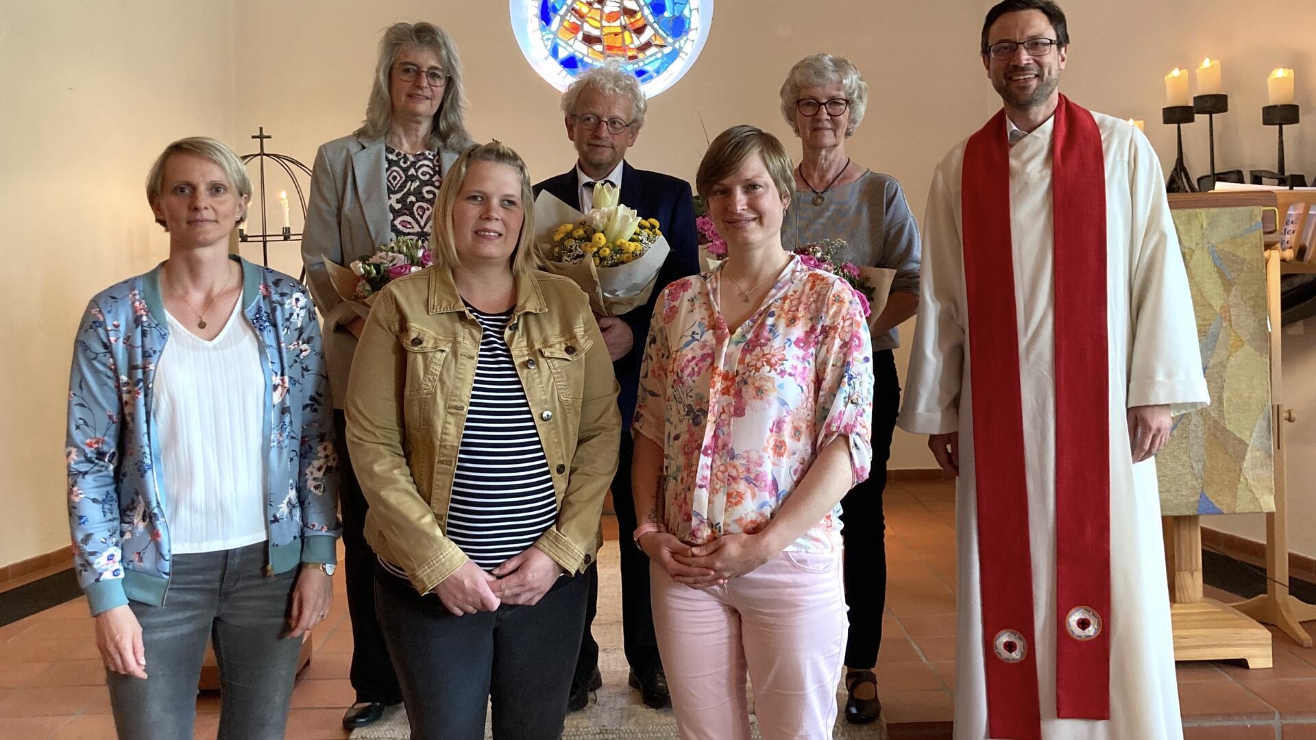 Der alte und neue Iselersheimer Kirchenvorstand: Sabine Mangels (hinten von links), Bernd Hadeler, Ursel Noetzelmann sowie Friederike Schwarz (vorne von links), Reykja Hurlbrink, Rebecca Ellmers undPastor Simon Laufer.