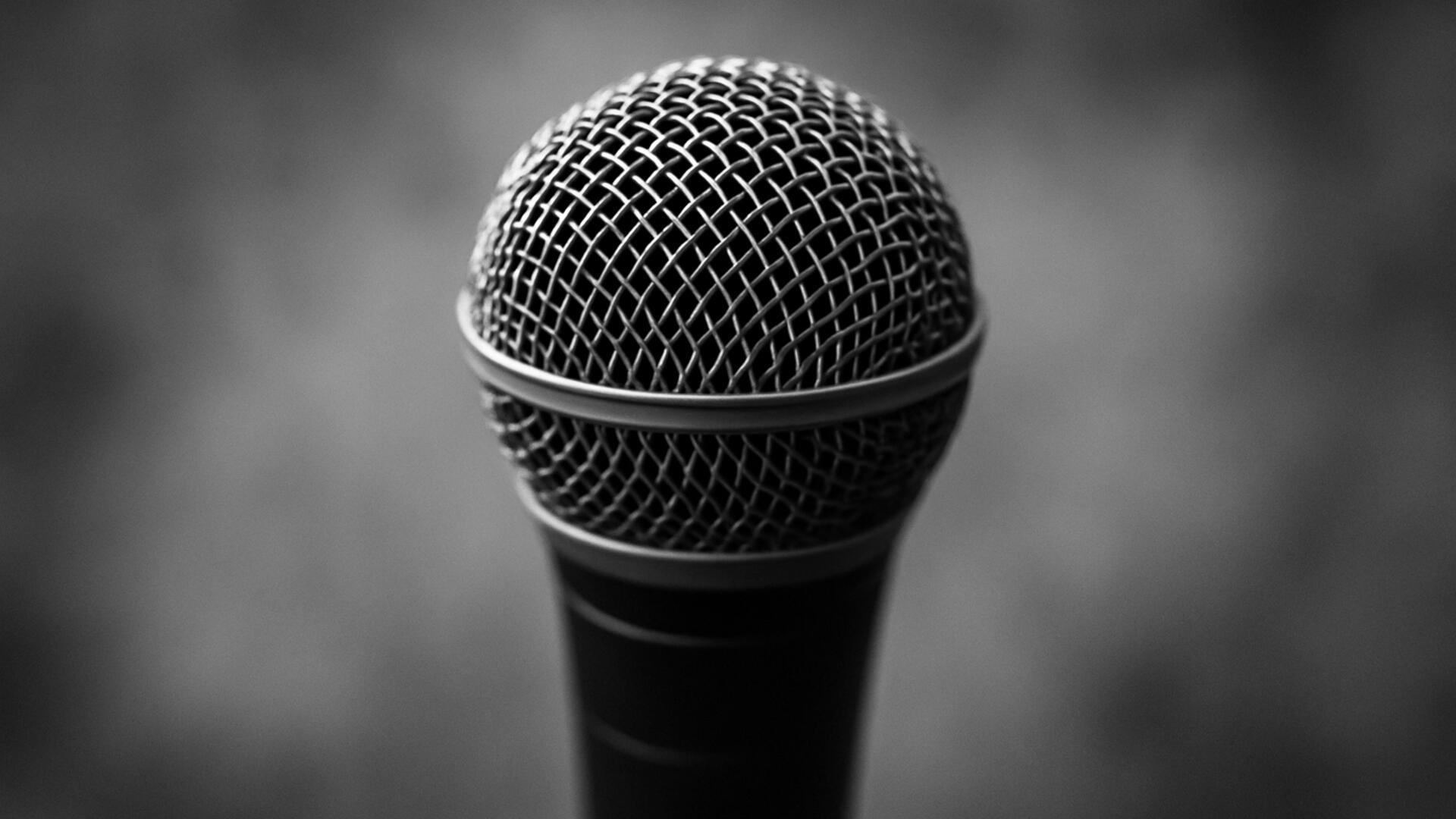 Schwarzweißfoto, das ein Mikrofon zeigt. Der aus Bremerhavener stammende Rapper Jens Christen alias EnteTainment war bekannt für seine Battle-Rap-Auftritte und die gelbe Entenmaske. Die Nachricht über seinen Tod wurde über seinen offiziellen Instagram-Kanal verbreitet.