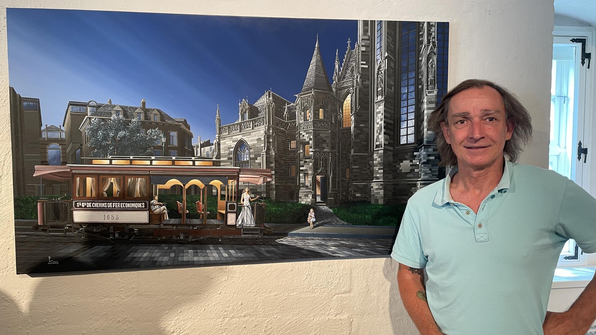 Der belgische Künstler Olivier Lamboray vor seinem surrealistischen Werk Conception.