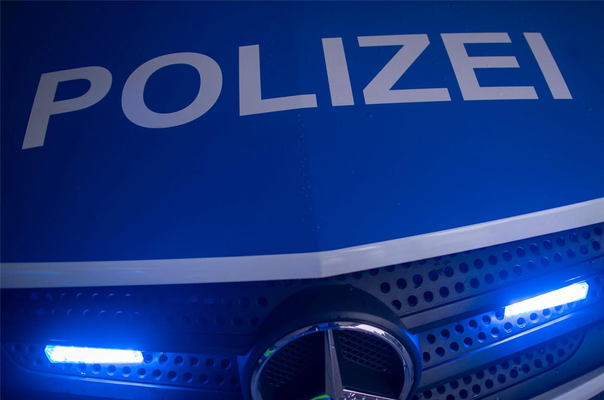 Der reflektierende Schriftzug "Polizei" ist auf einem Streifenwagen zu sehen. 