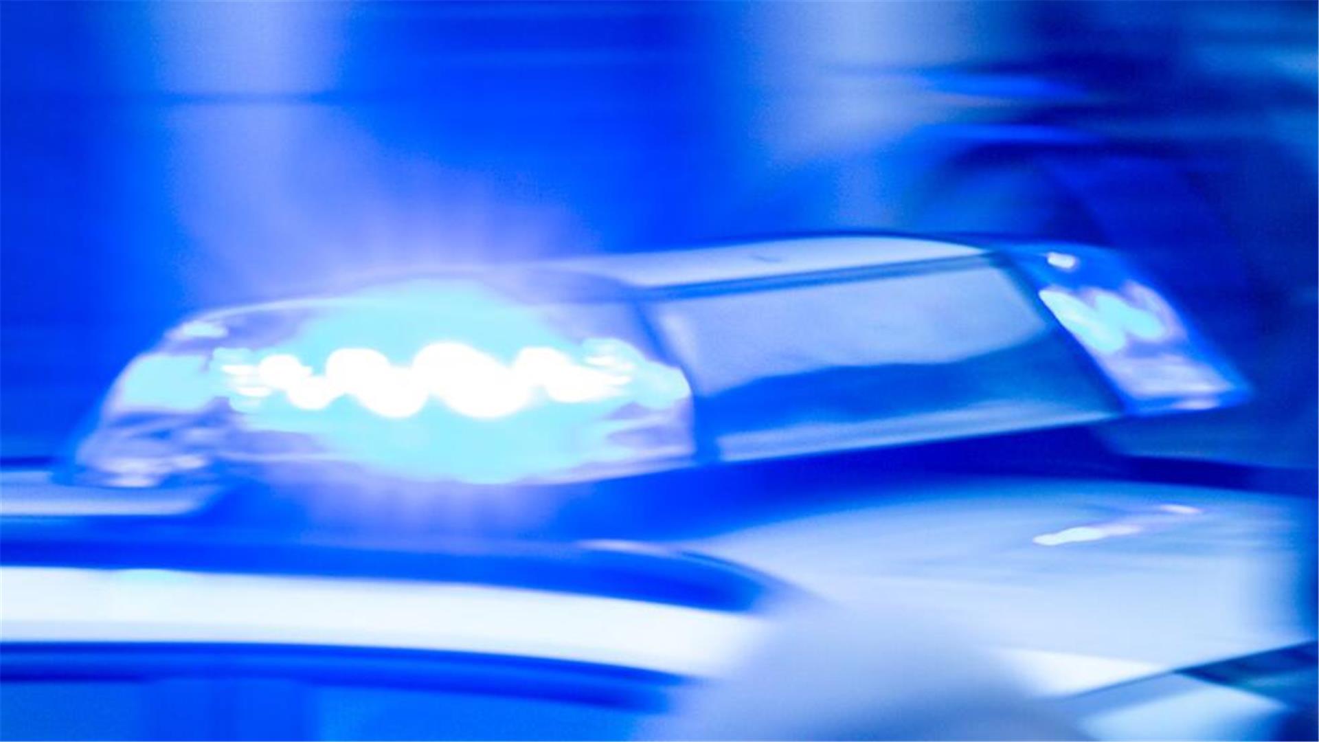 Ein Streifenwagen der Polizei ist mit Blaulicht im Einsatz.