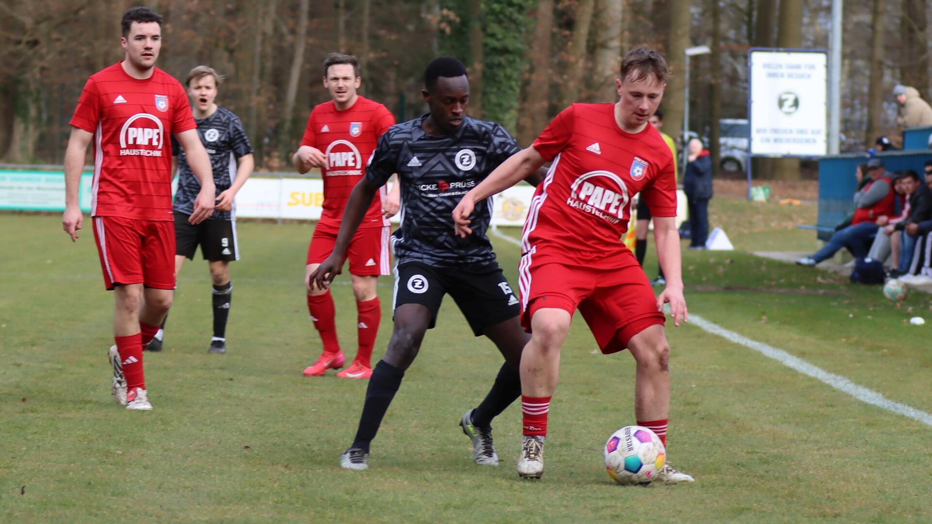 Der eingewechselte Armel Arakaza (Mitte) brachte mehr Schwung in das Zevener Angriffsspiel, wird hier aber sauber vom Ball getrennt.