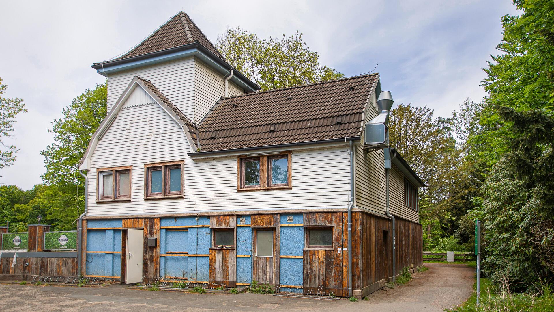 Der einstige Publikumsmagnet in Bremerhaven sieht heruntergekommen aus: Die Zukunft des Hauses am See ist ungewiss, auch der Biergarten ist nun geschlossen. Es gibt Gerüchte über Schimmel und Abrisspläne.